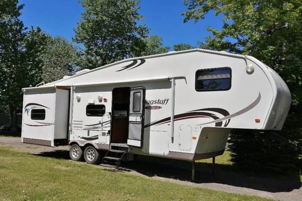 MARITIME CAMPER RENTALS: 2 Baths + Bunkroom (5th-Wheel)