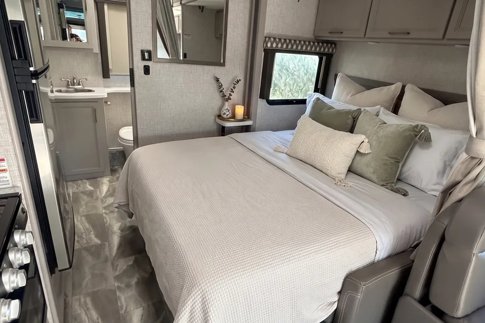 C22 Luxury Thor  Quantum 5 Sleeper with slide out