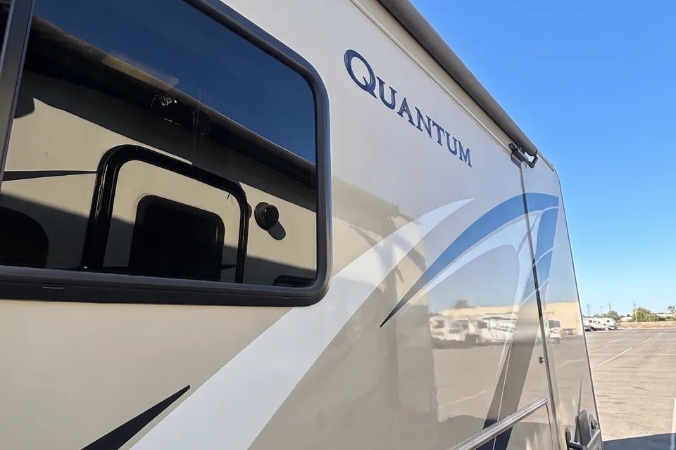 C22 Luxury Thor  Quantum 5 Sleeper with slide out