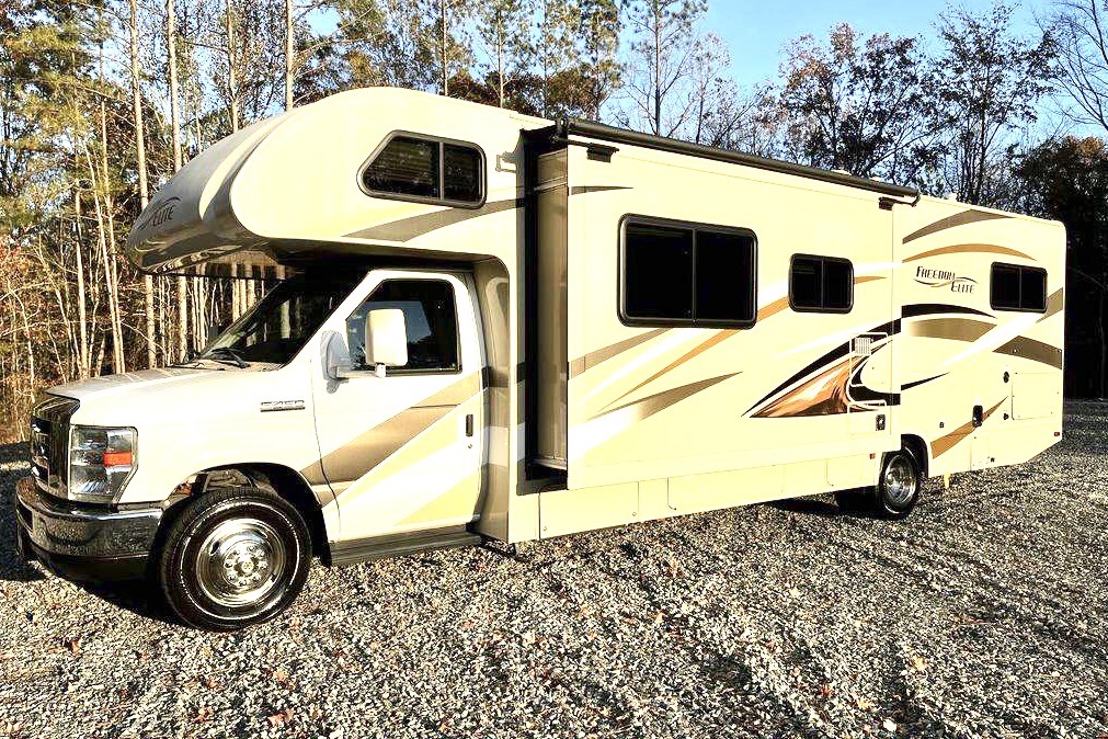 Freedom Elite Class C Bunk Floorplan Sleeps 6-8