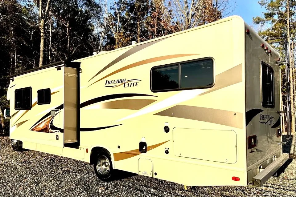 Freedom Elite Class C Bunk Floorplan Sleeps 6-8