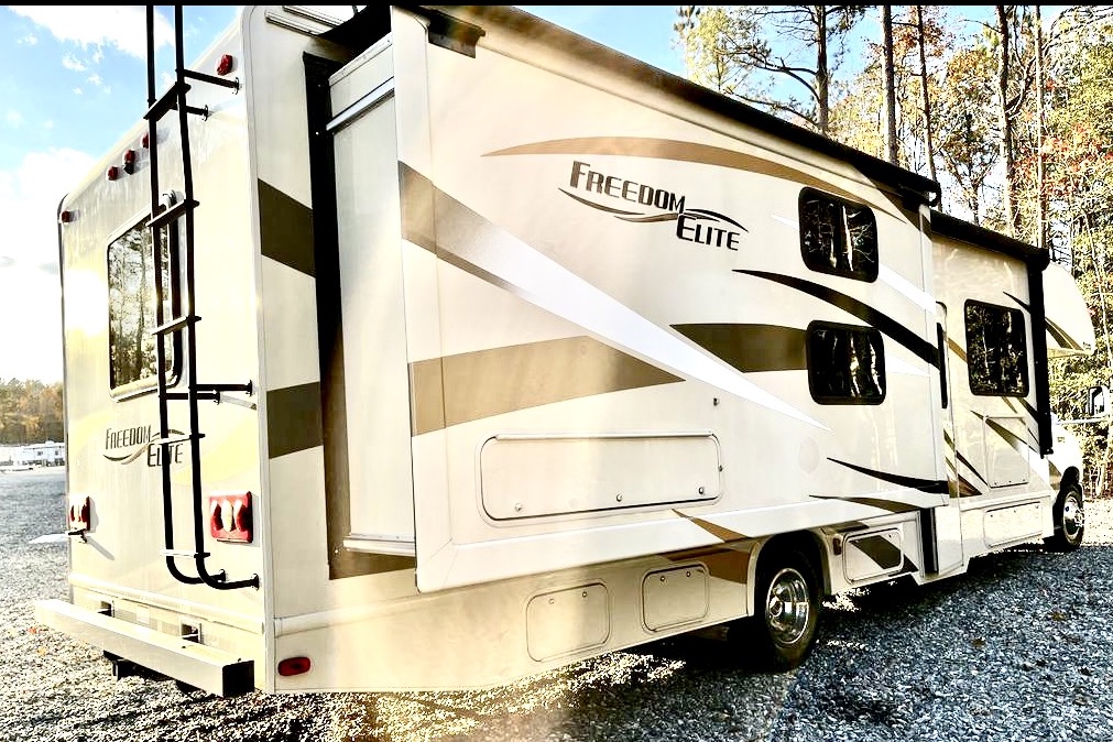 Freedom Elite Class C Bunk Floorplan Sleeps 6-8