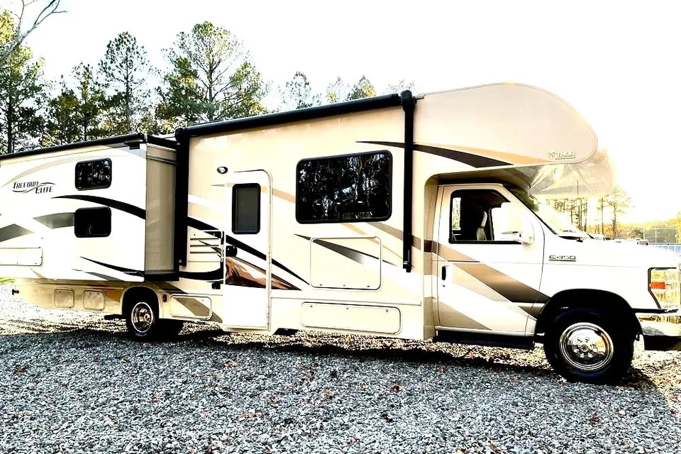 Freedom Elite Class C Bunk Floorplan Sleeps 6-8