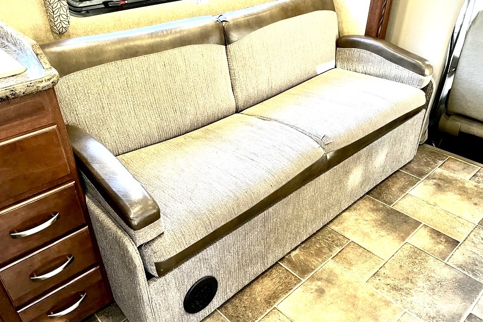 Freedom Elite Class C Bunk Floorplan Sleeps 6-8