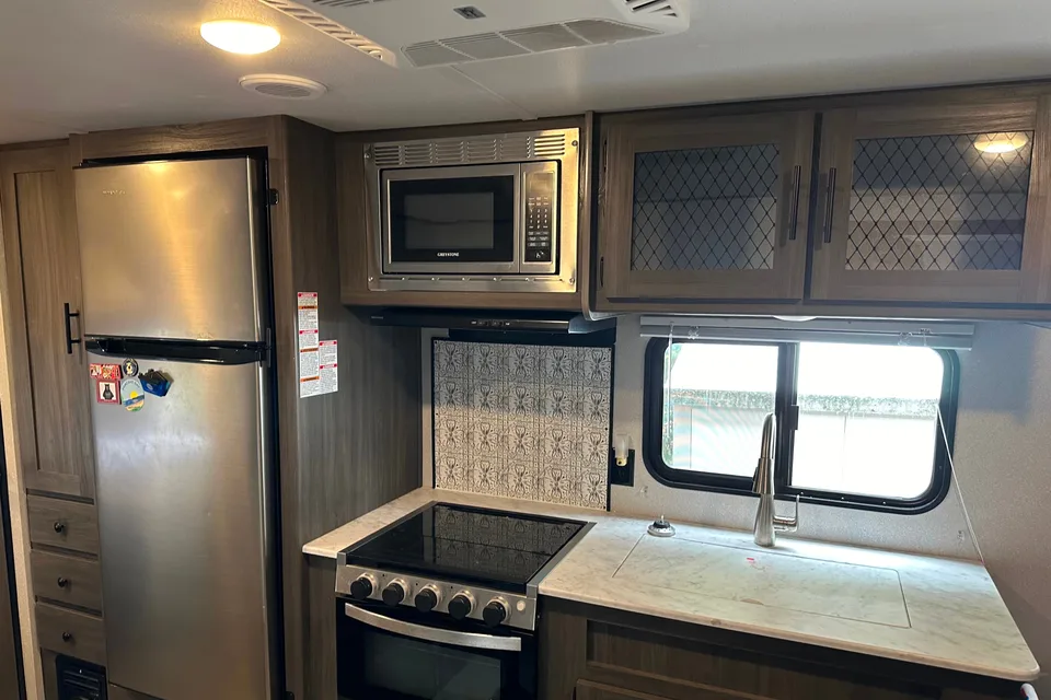 Ready for Adventure! Sleeps 6+, family & pet friendly! 