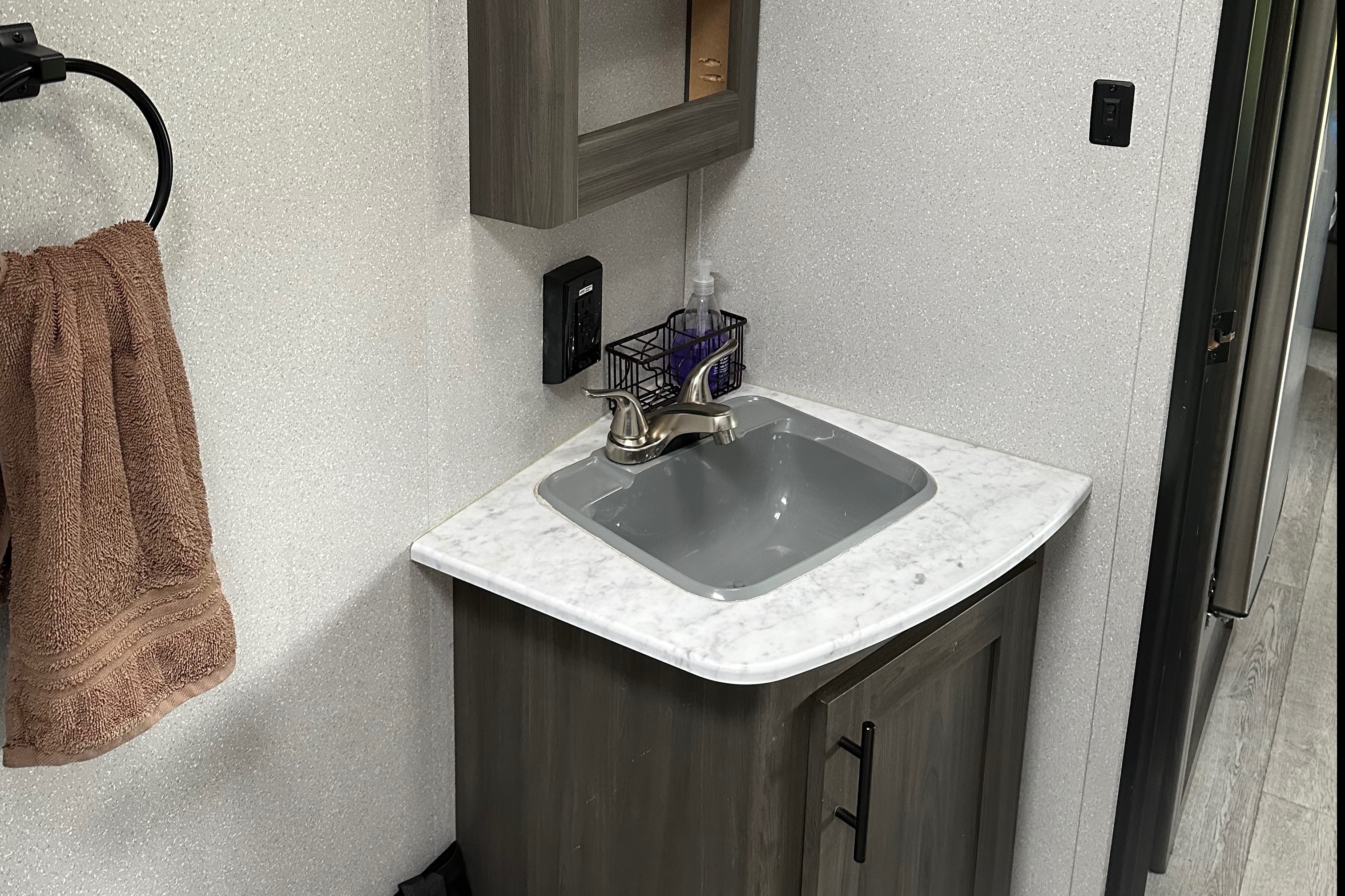 Ready for Adventure! Sleeps 6+, family & pet friendly! 