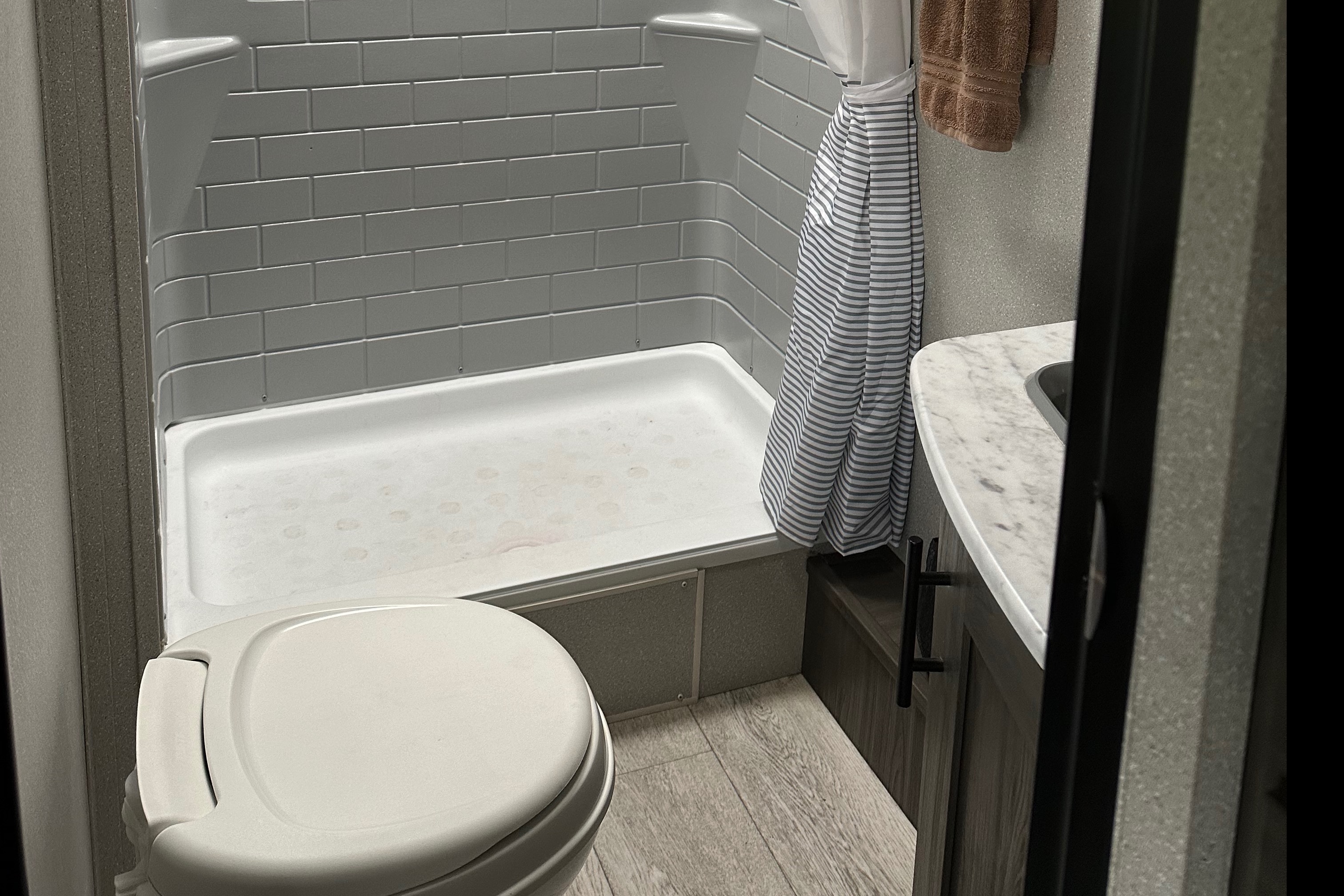 Ready for Adventure! Sleeps 6+, family & pet friendly! 