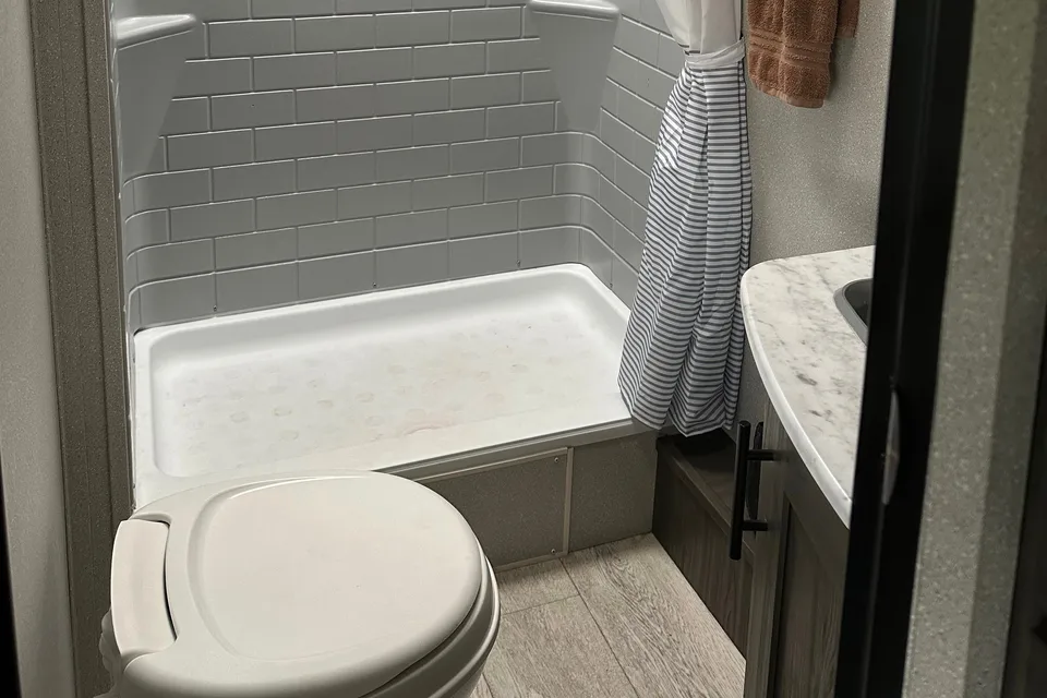 Ready for Adventure! Sleeps 6+, family & pet friendly! 