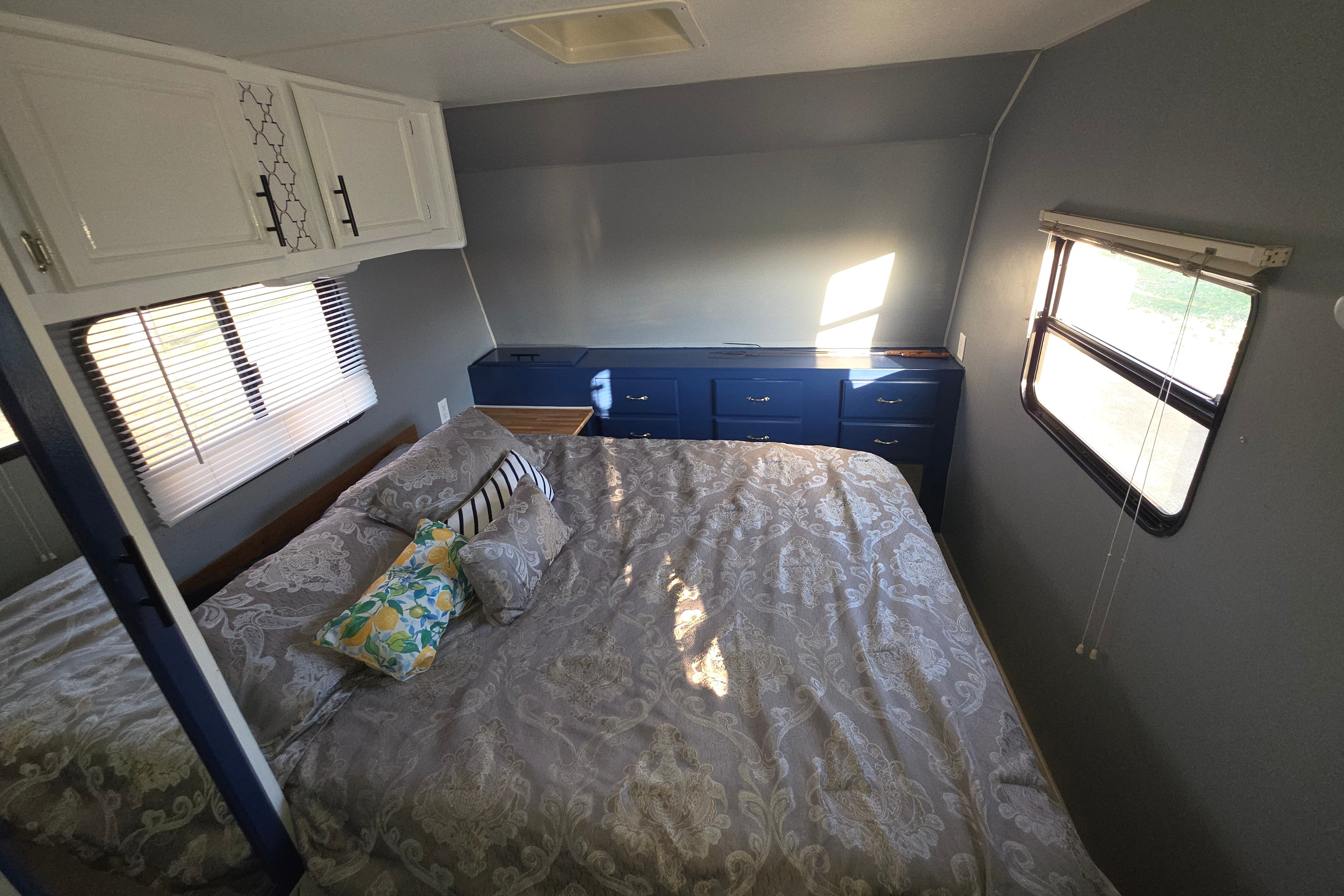 E&J Fleetwood 2004 Travel Trailer