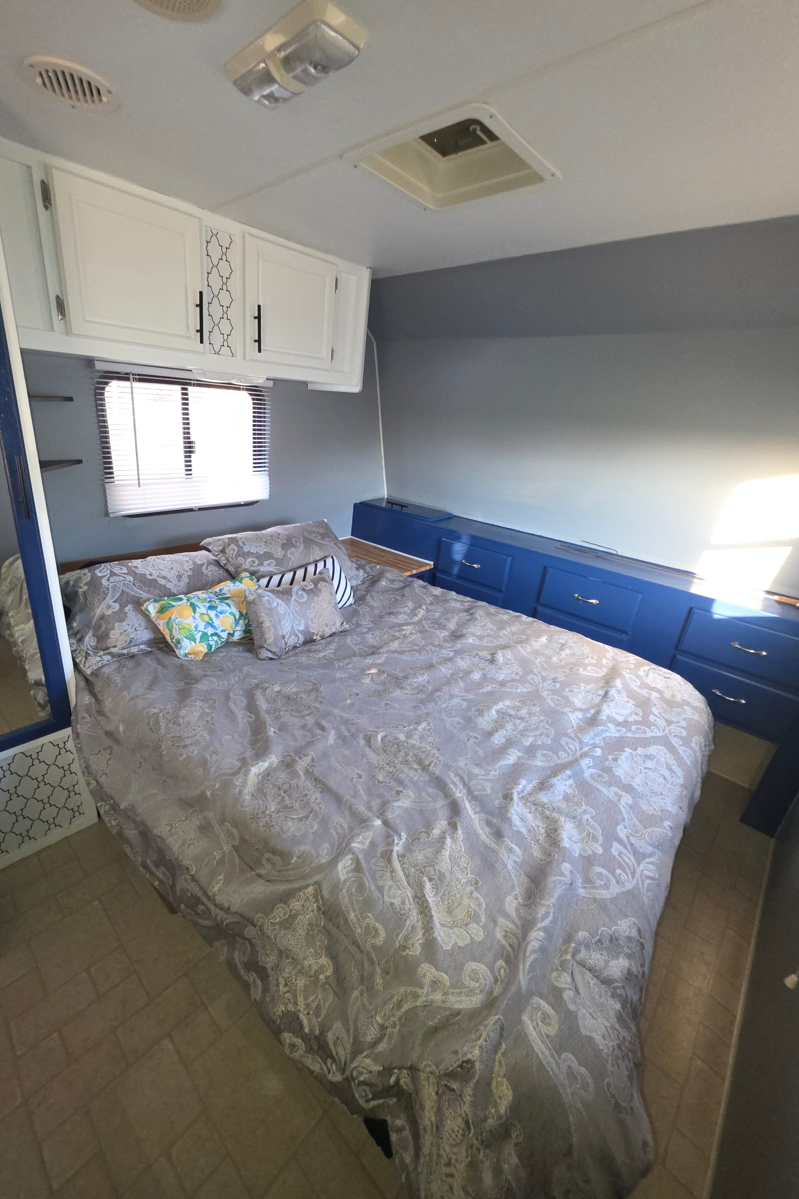 E&J Fleetwood 2004 Travel Trailer
