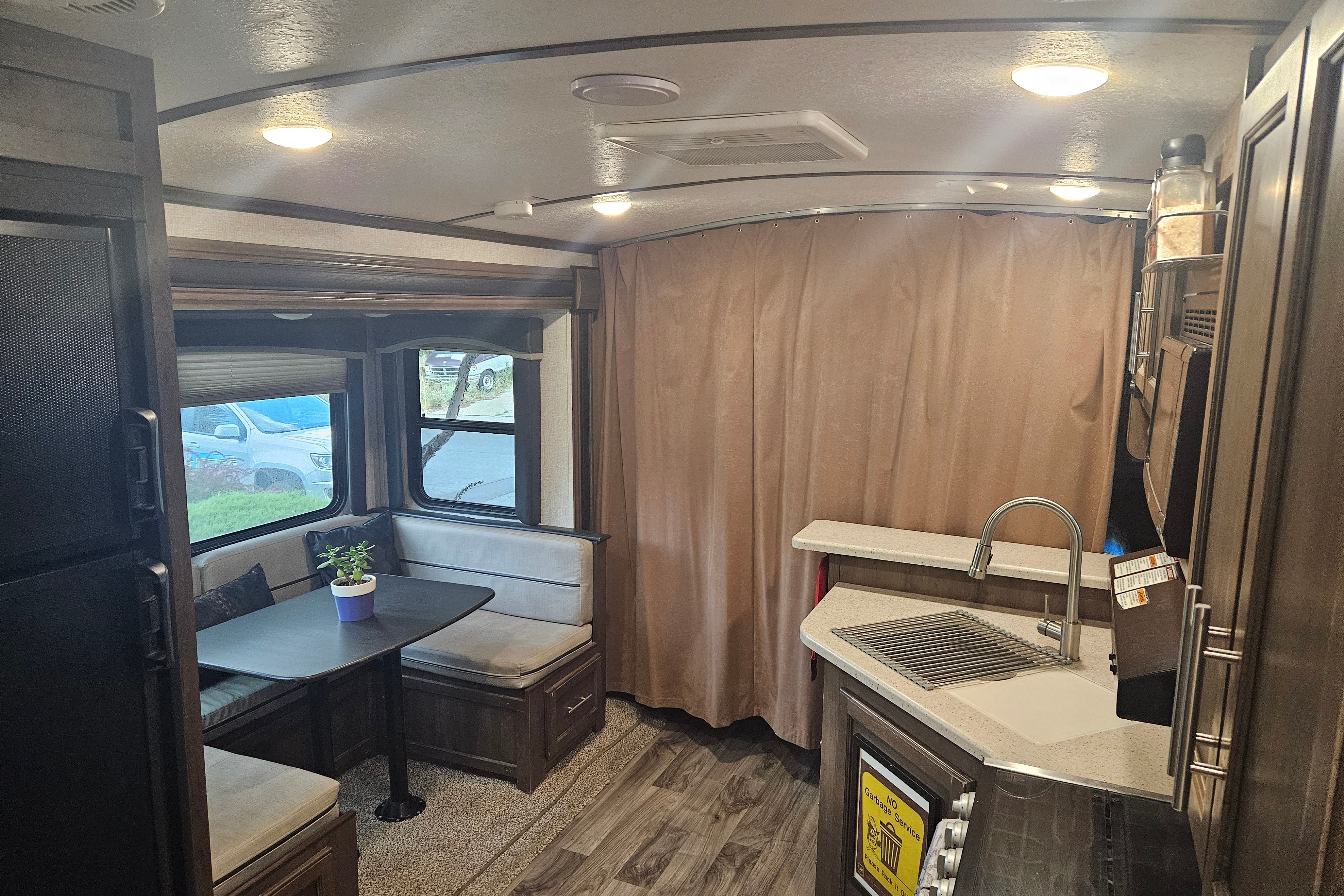 24 ft Keystone Cougar Travel Trailer