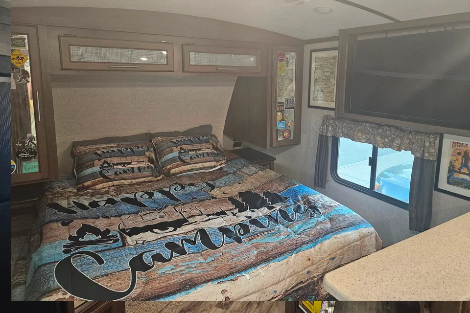 24 ft Keystone Cougar Travel Trailer