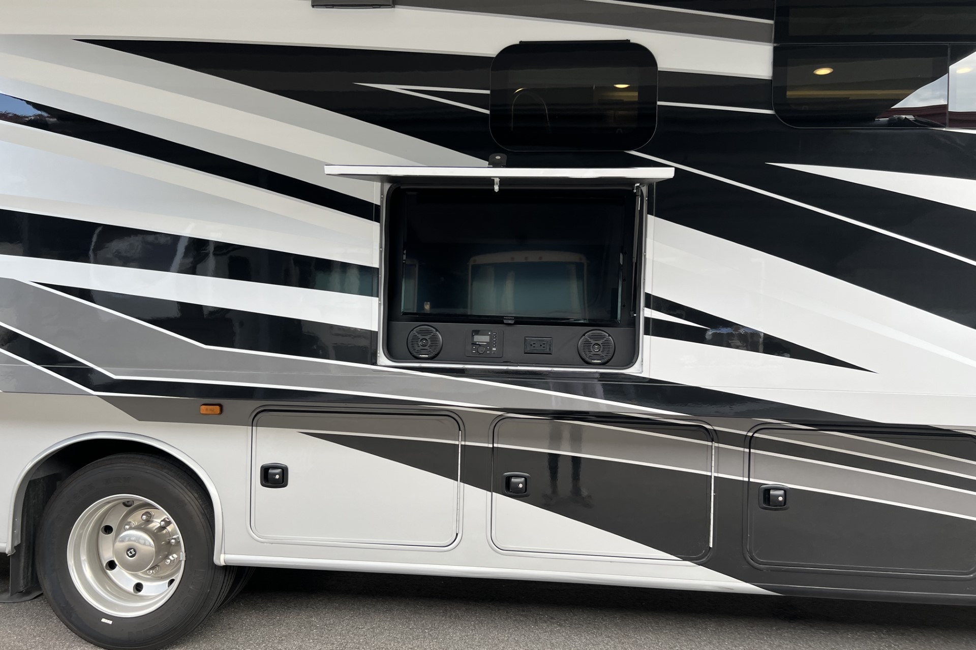 2023 Entegra Vision XL Class A+Pets