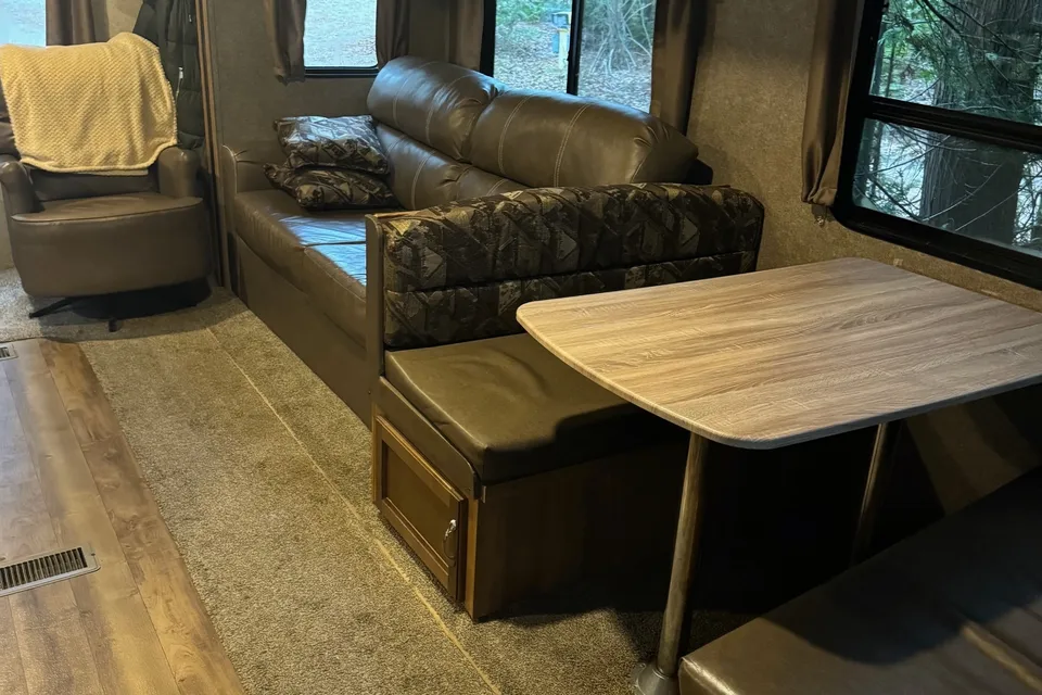 Chuck's Coachmen Catalina Travel Trailer