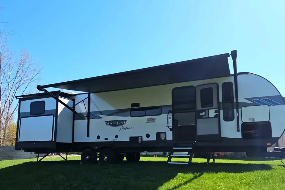 Fireside RV's 2023 Forest River Salem Platinum 31KQBTS Bunkhouse - LMI2008