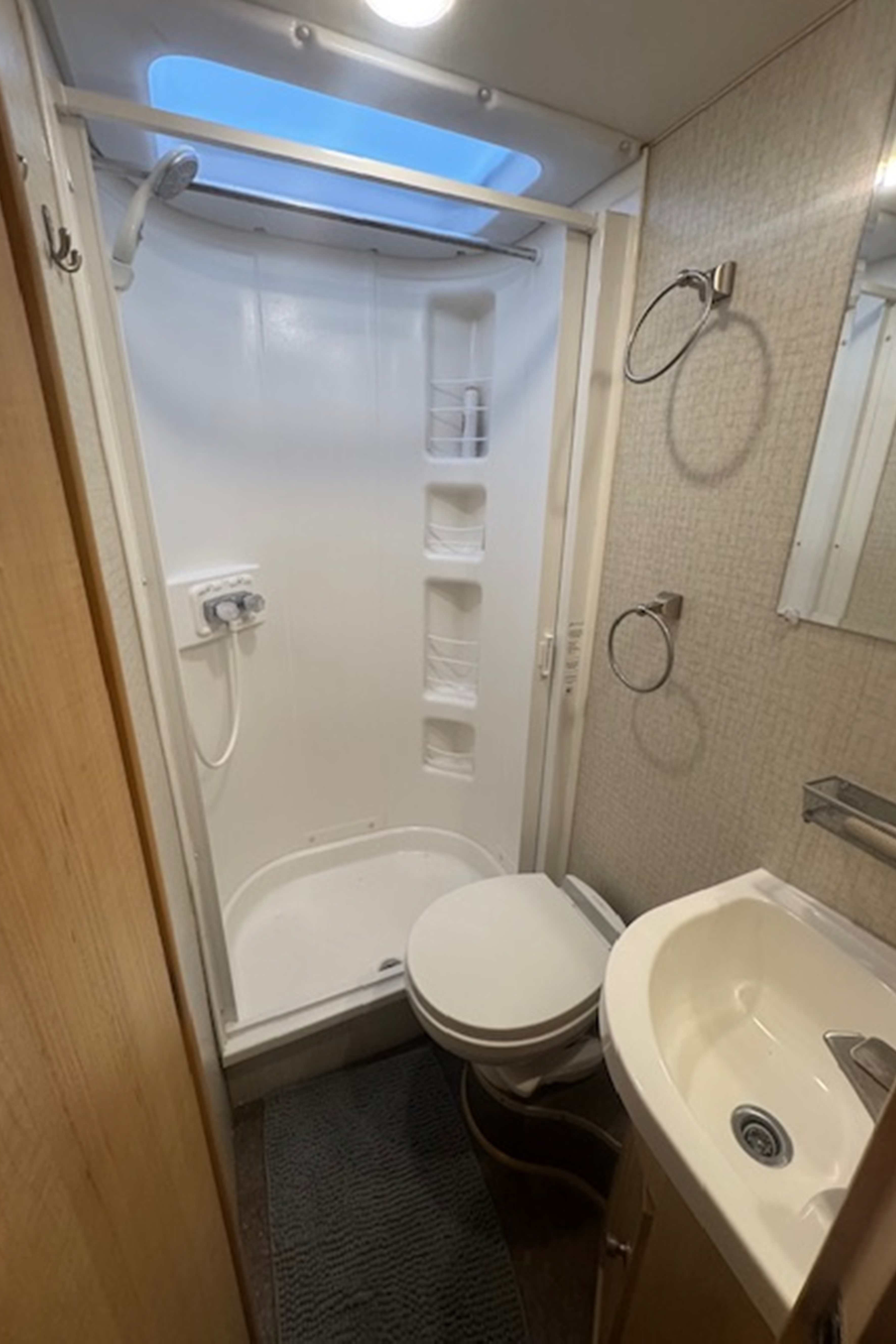 esther's Winnebago Fuse Class C