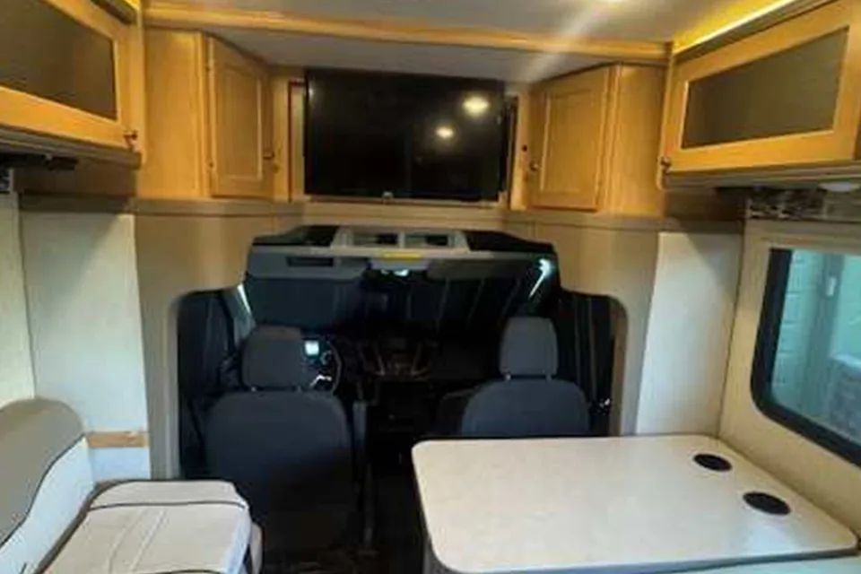 esther's Winnebago Fuse Class C