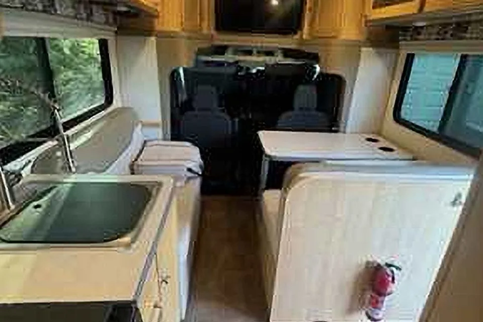esther's Winnebago Fuse Class C
