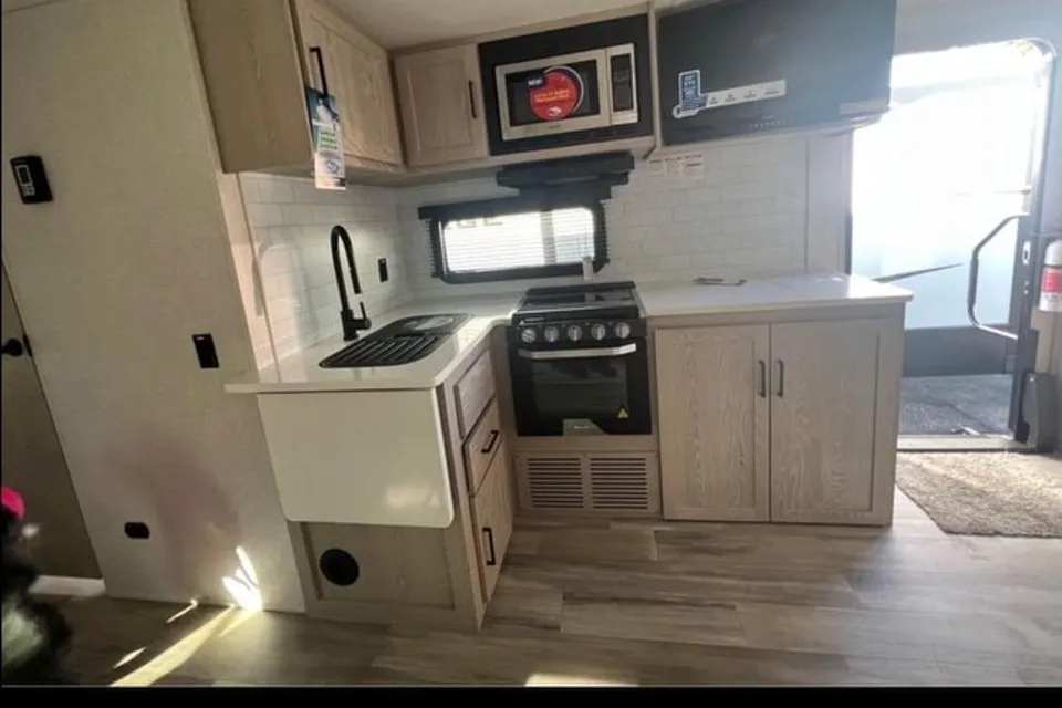 Tommy's Forest River Rockwood ultra light 2911BS Travel Trailer