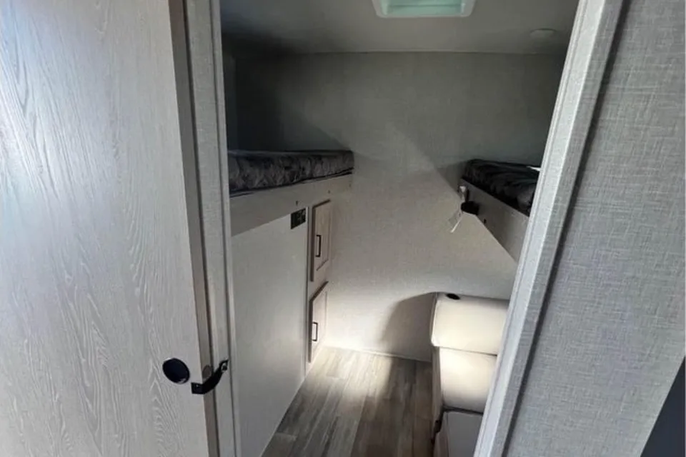 Tommy's Forest River Rockwood ultra light 2911BS Travel Trailer