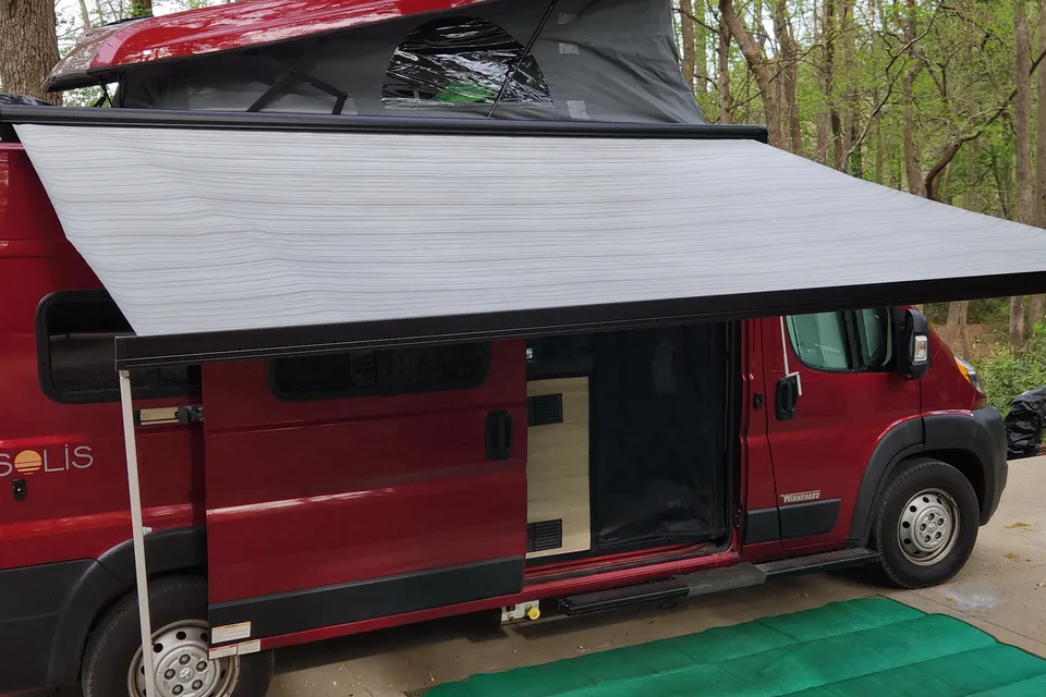 "Roy" Winnebago Solis 59P
