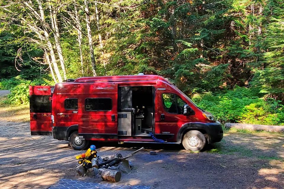 "Roy" Winnebago Solis 59P