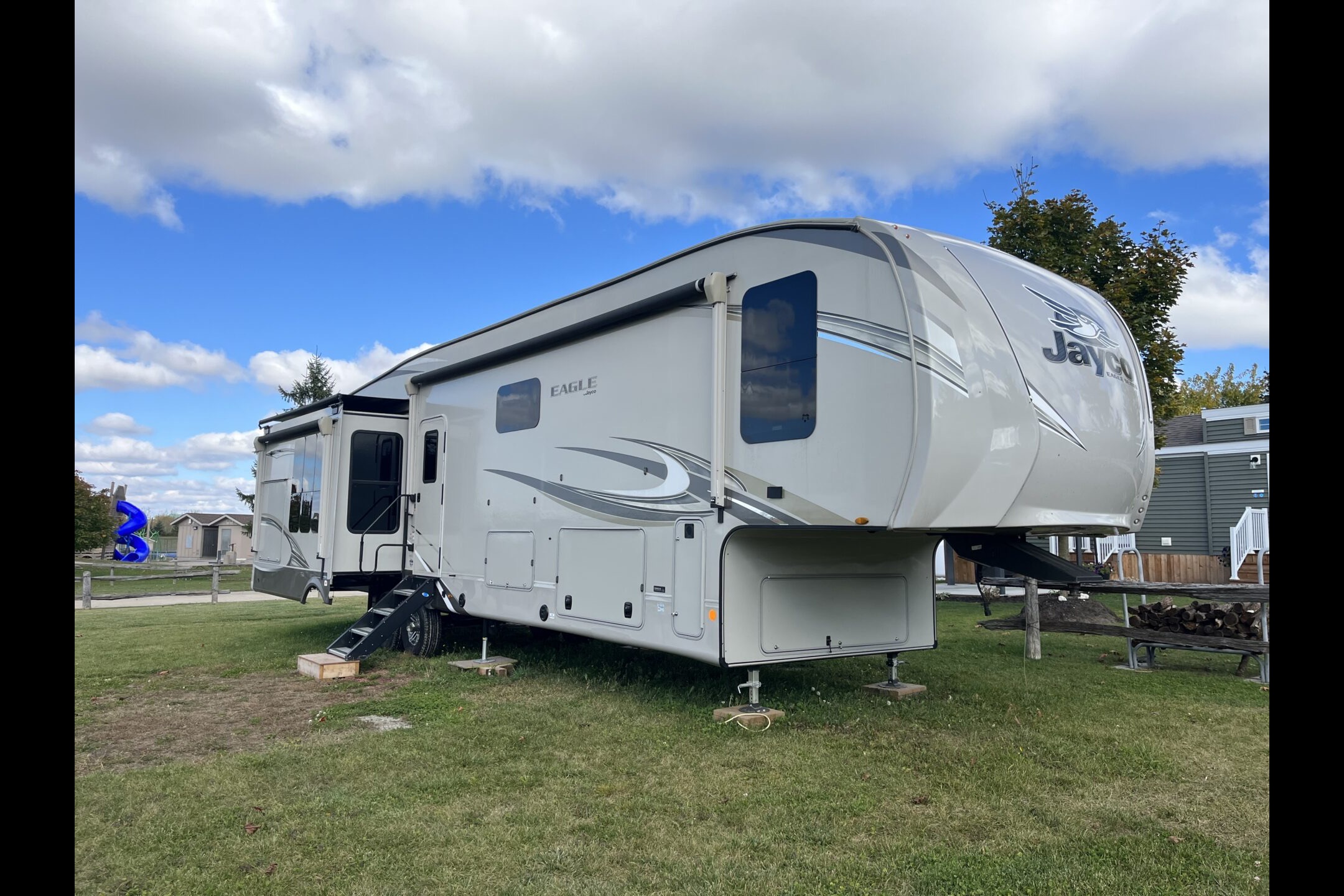 Jayco 357MDOK 5th Wheel | 41 ft | Sleeps 9