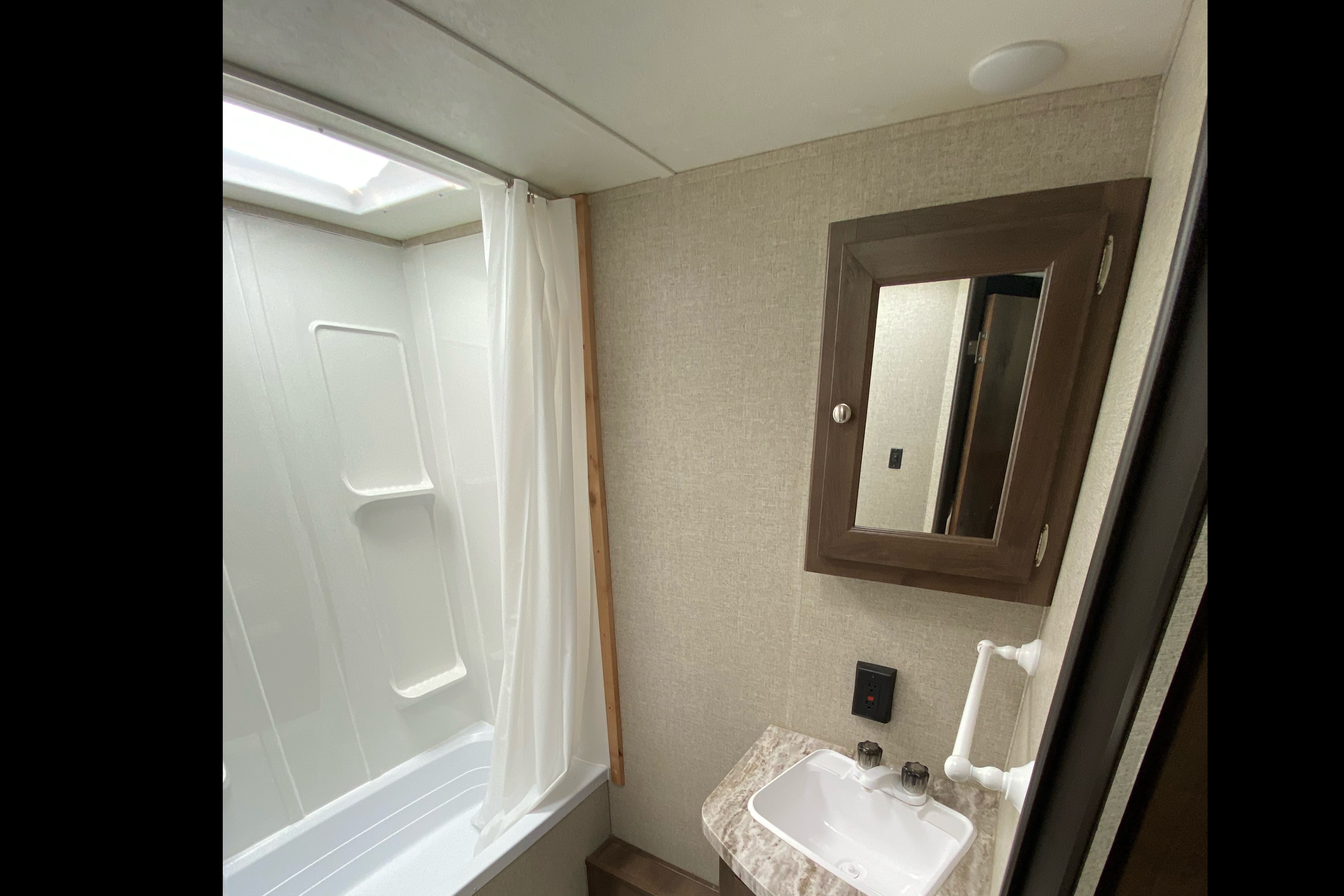  Shasta Oasis 2019 Travel Trailer