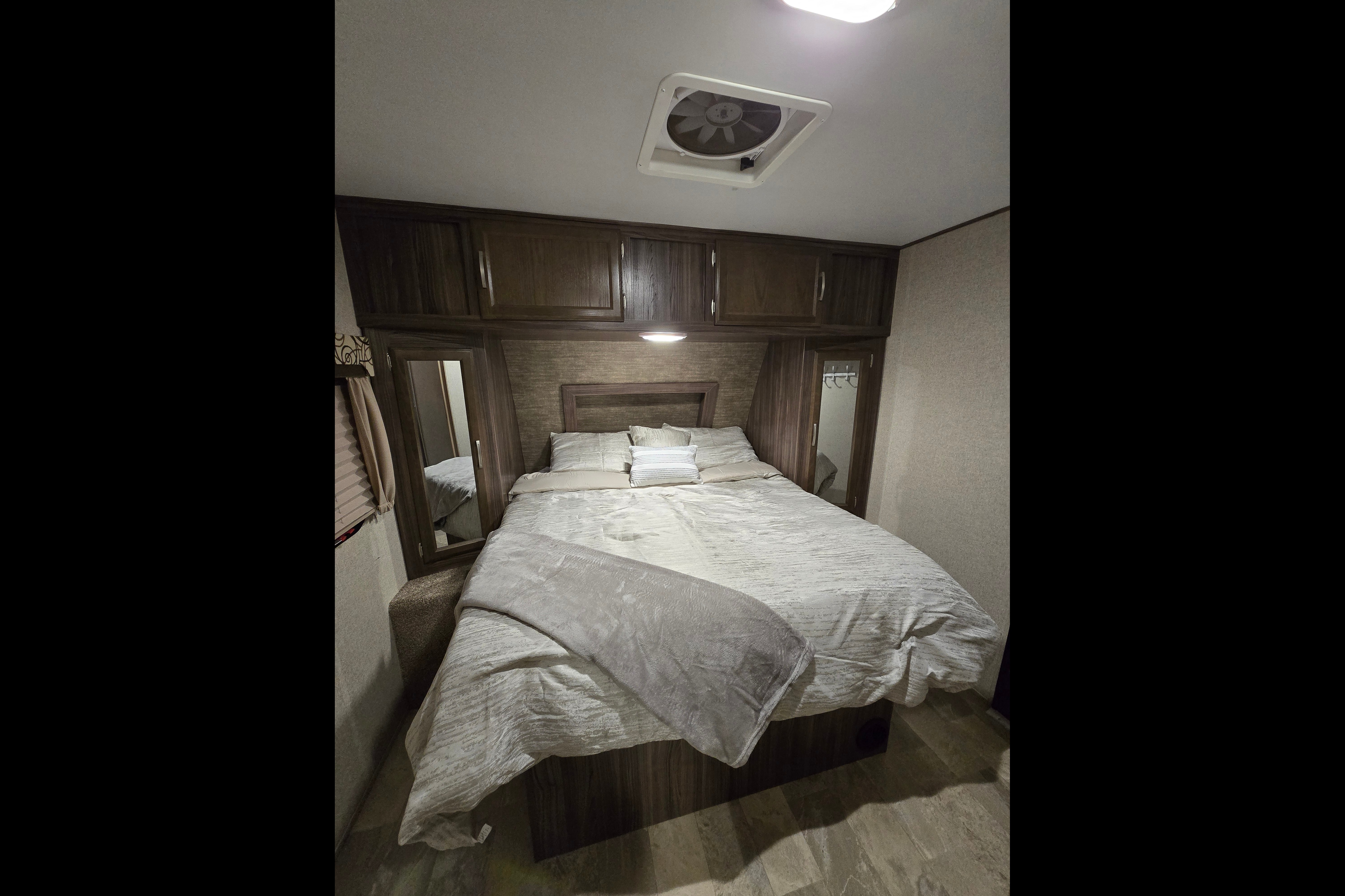 Coachmen Apex Ultra-Lite / Power Inverter / Dishwasher / Starlink Equipped!