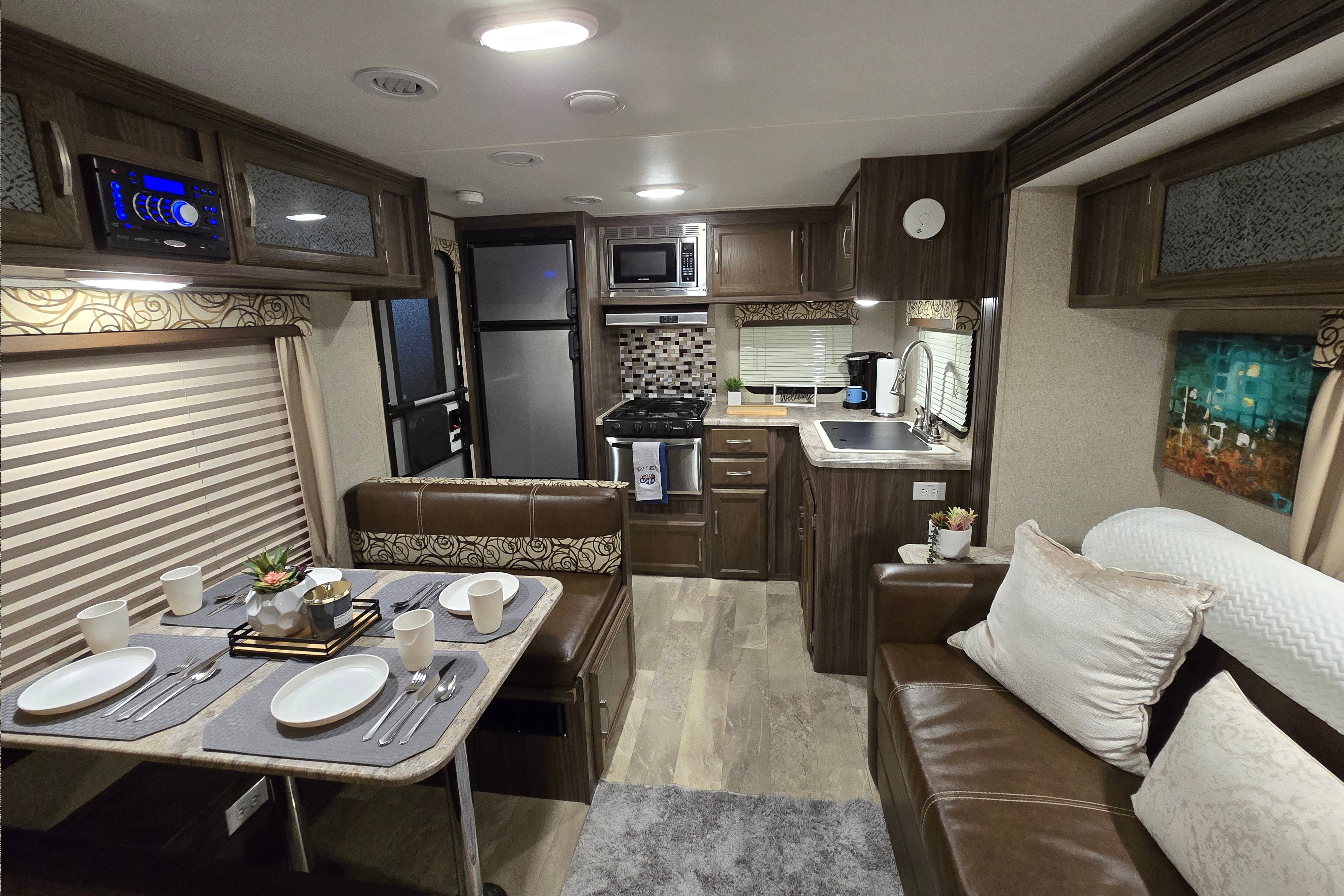 Coachmen Apex Ultra-Lite / Power Inverter / Dishwasher / Starlink Equipped!