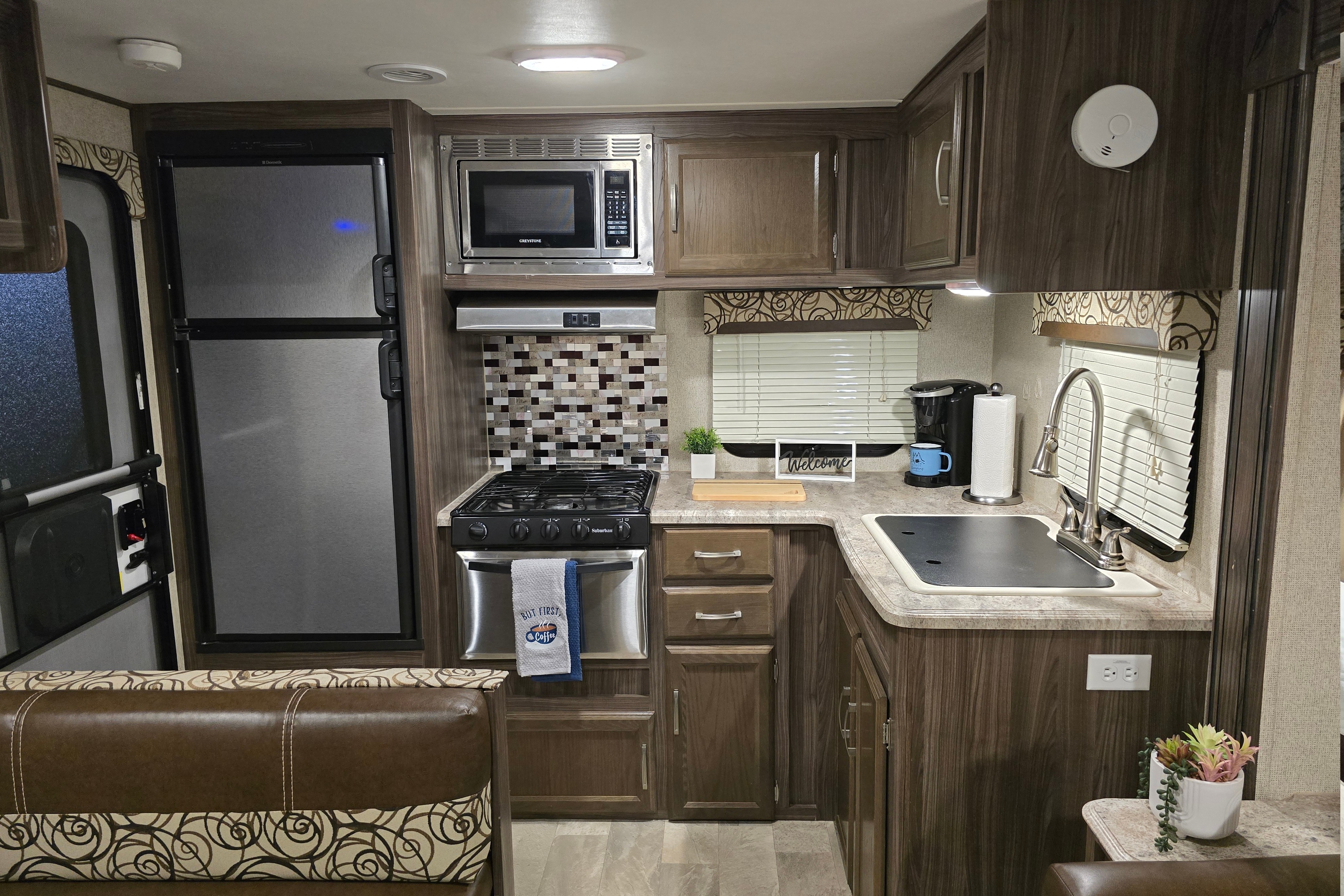 Coachmen Apex Ultra-Lite / Power Inverter / Dishwasher / Starlink Equipped!
