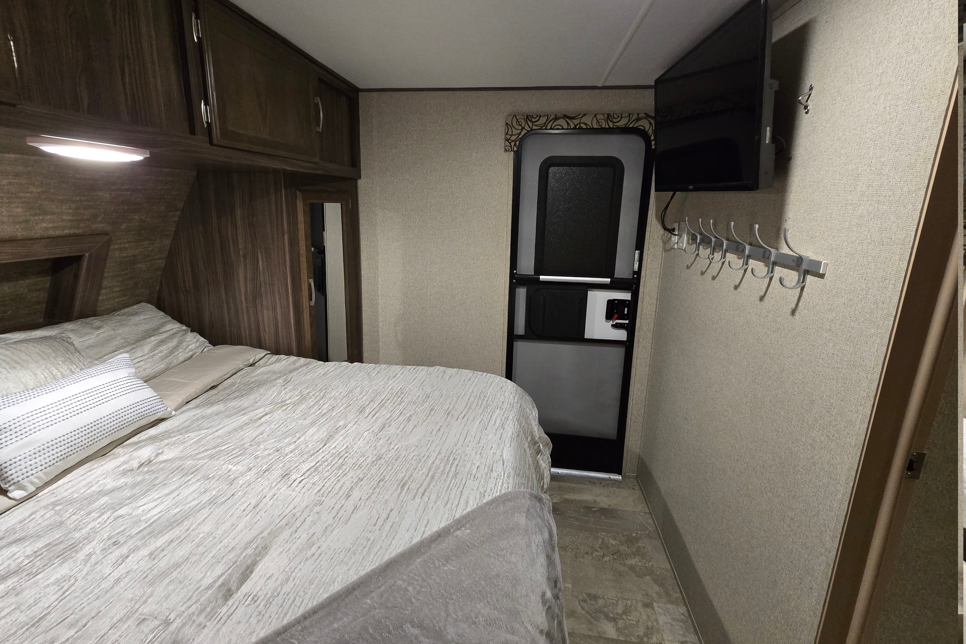 Coachmen Apex Ultra-Lite / Power Inverter / Dishwasher / Starlink Equipped!