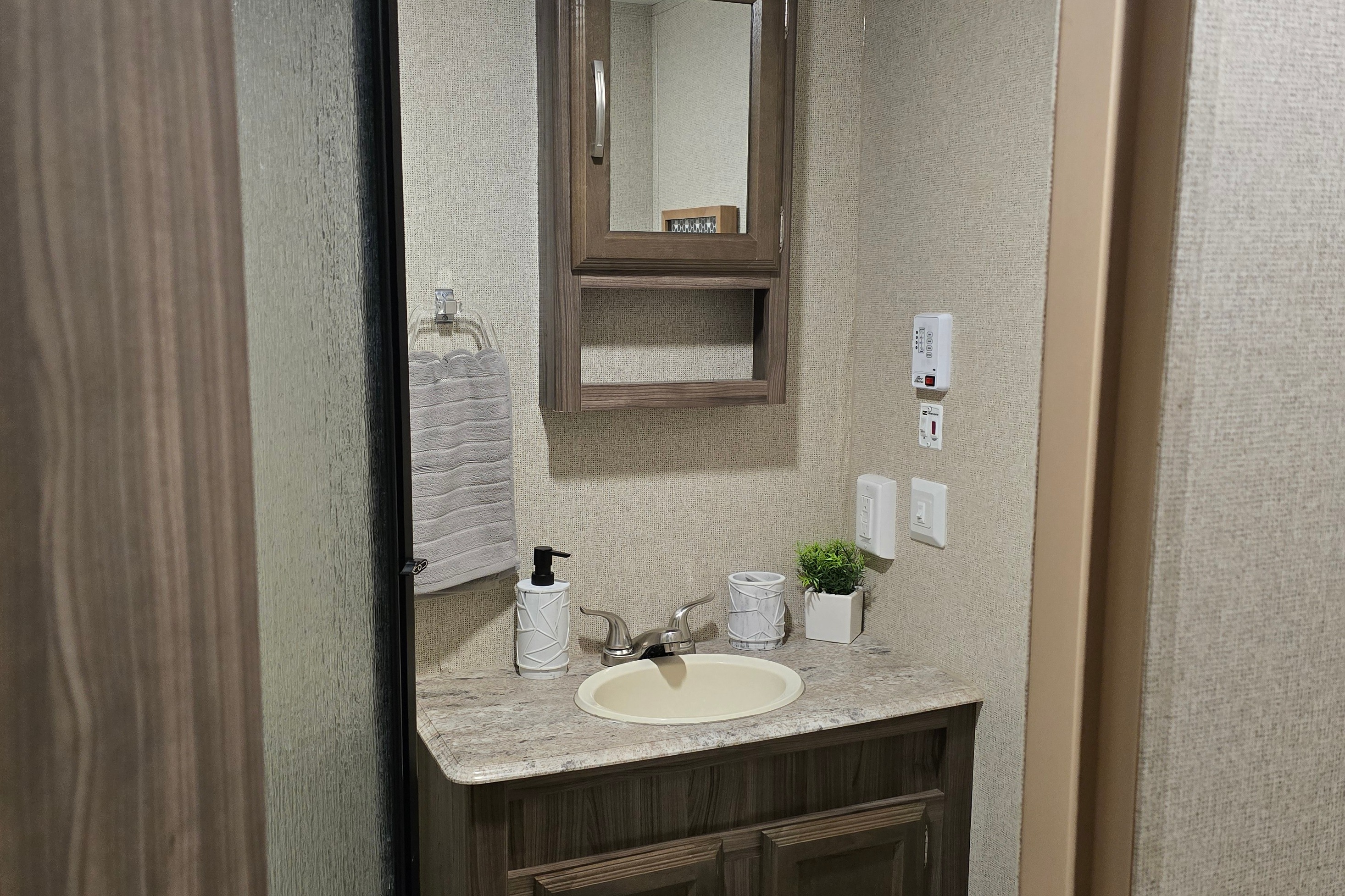 Coachmen Apex Ultra-Lite / Power Inverter / Dishwasher / Starlink Equipped!