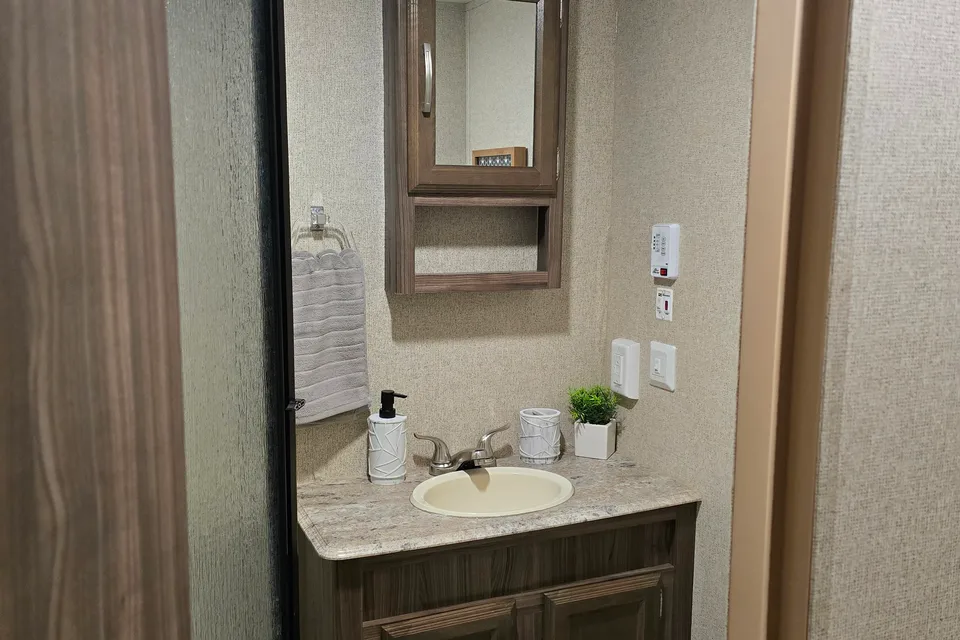 Coachmen Apex Ultra-Lite / Power Inverter & Solar / Dishwasher / Starlink Equipped!