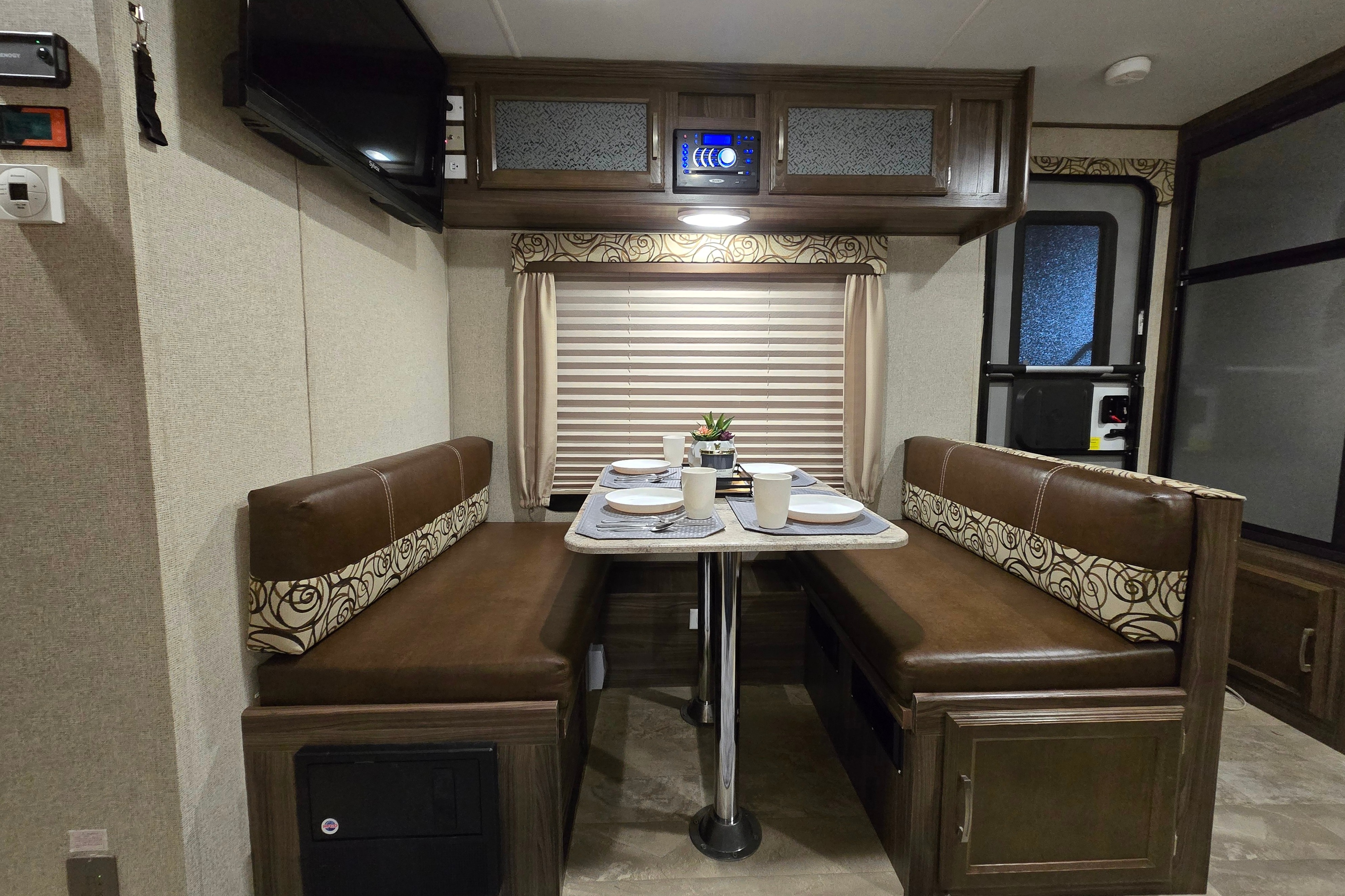 Coachmen Apex Ultra-Lite / Power Inverter / Dishwasher / Starlink Equipped!