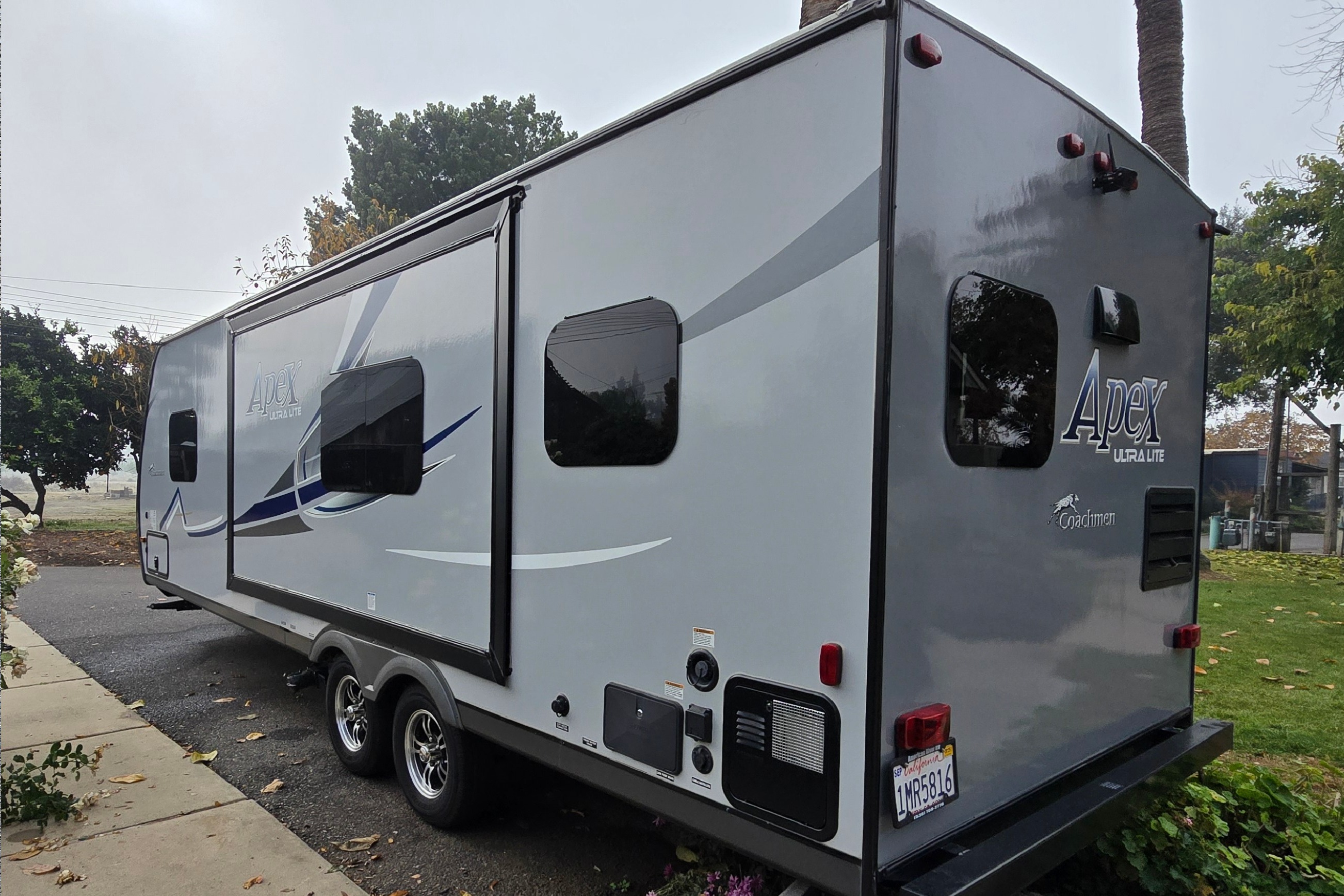 Coachmen Apex Ultra-Lite / Power Inverter / Dishwasher / Starlink Equipped!