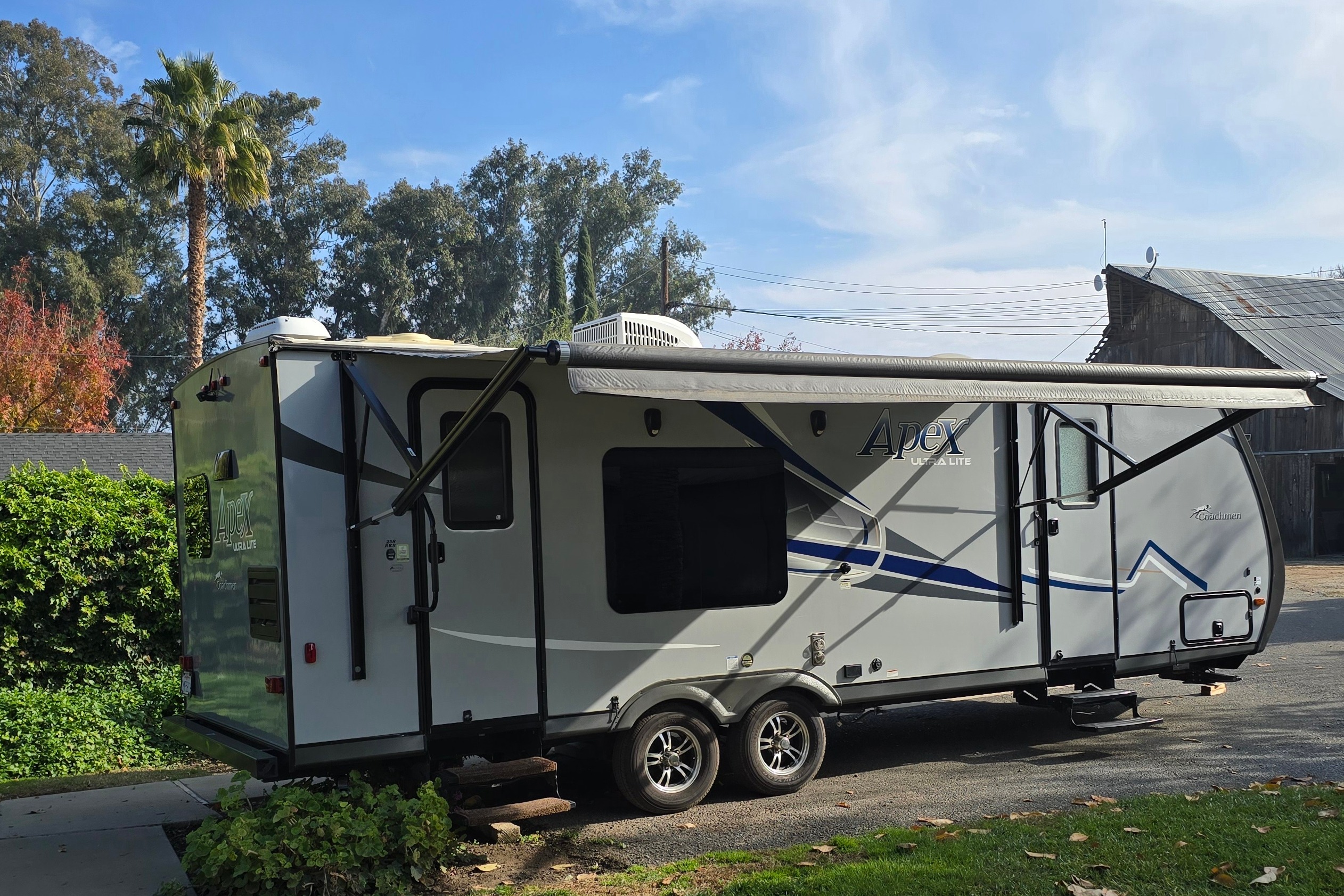 Coachmen Apex Ultra-Lite / Power Inverter / Dishwasher / Starlink Equipped!