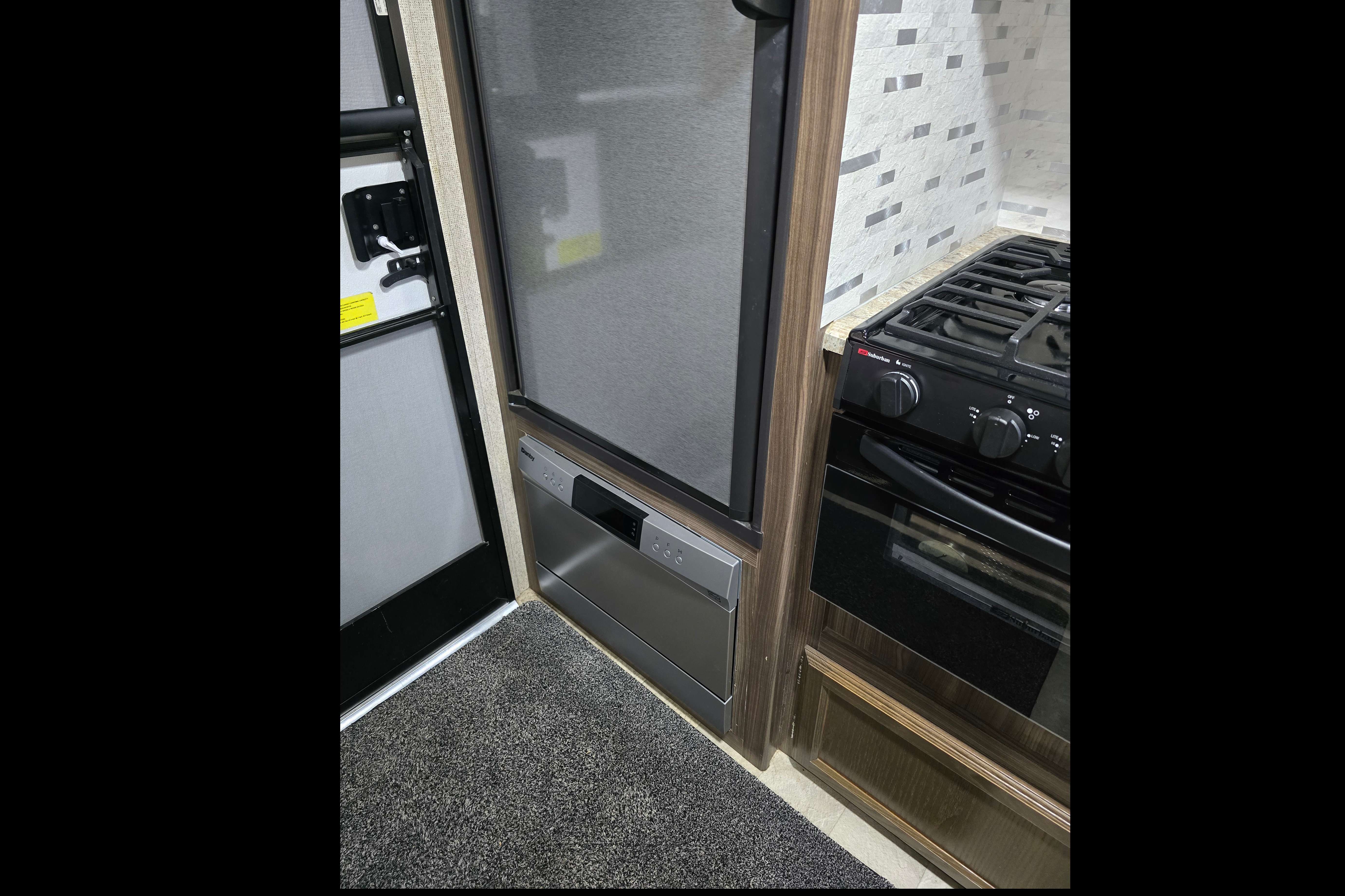 Coachmen Apex Ultra-Lite / Power Inverter / Dishwasher / Starlink Equipped!