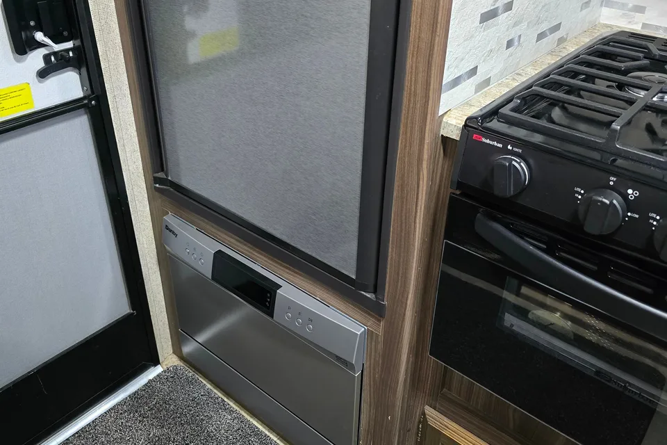 Coachmen Apex Ultra-Lite / Power Inverter & Solar / Dishwasher / Starlink Equipped!