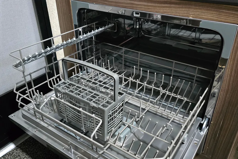 Coachmen Apex Ultra-Lite / Power Inverter & Solar / Dishwasher / Starlink Equipped!