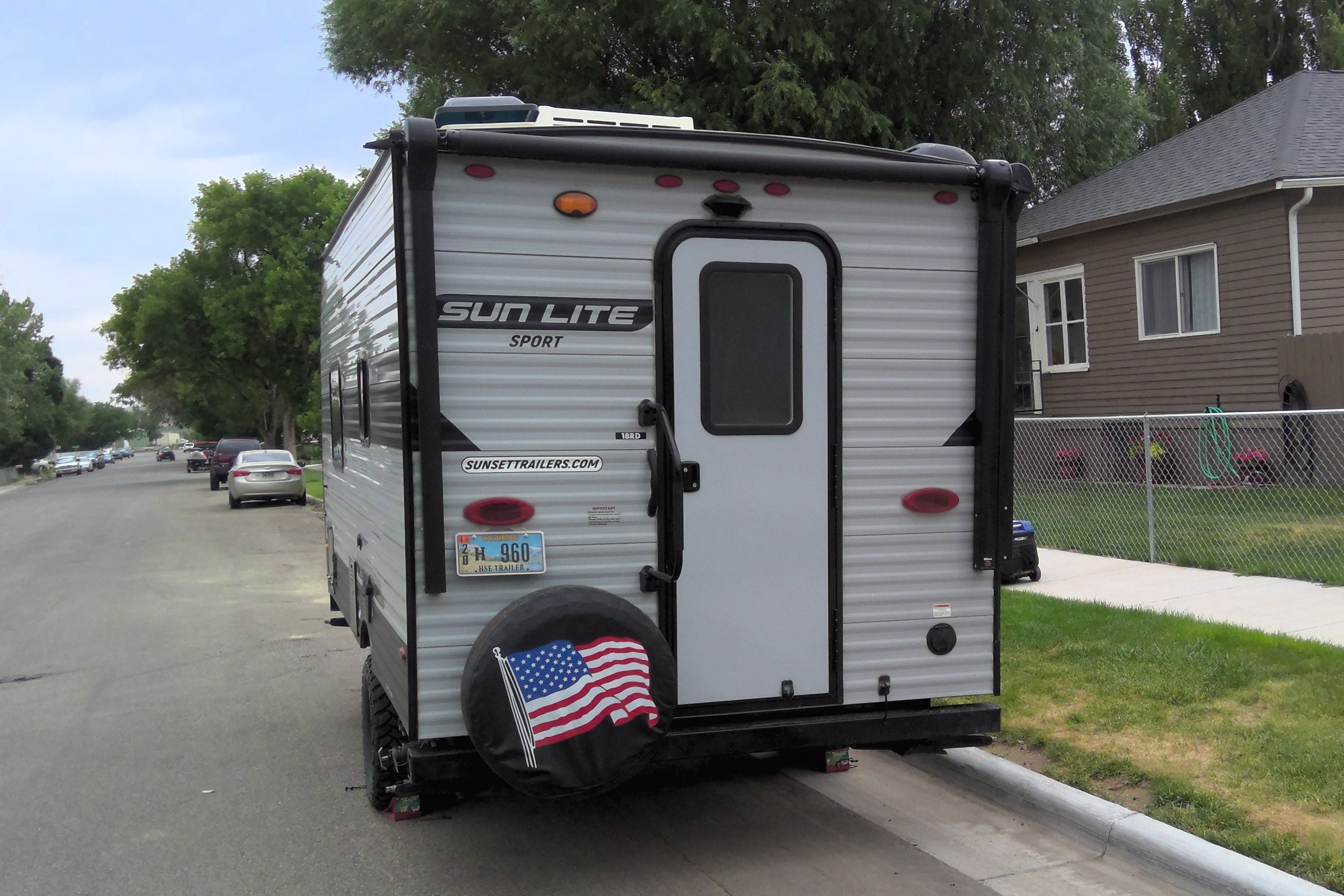 Singles, Couples, Small Family. Queen Bed plus room for littles! Delivery!