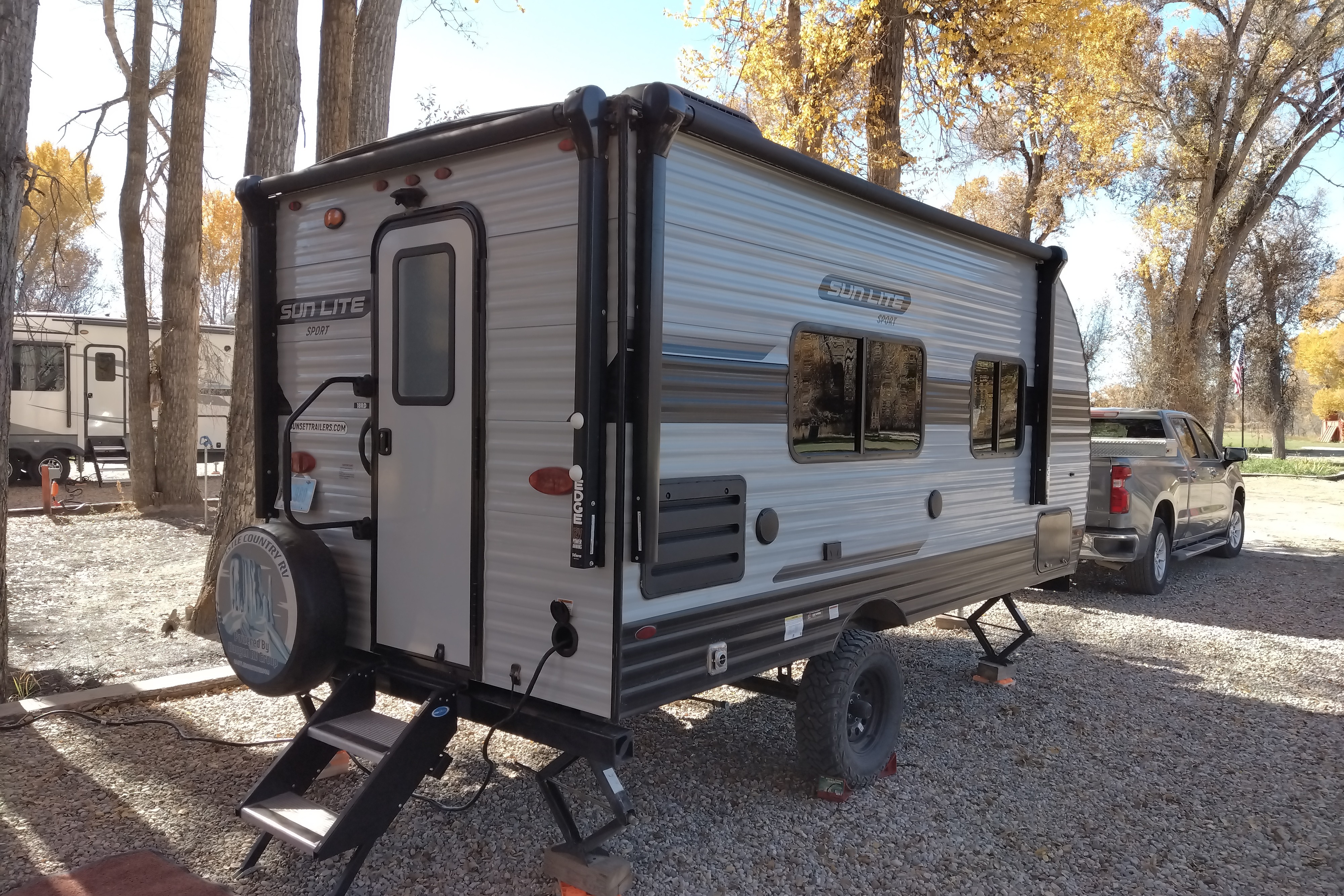 Singles, Couples, Small Family. Queen Bed plus room for littles! Delivery!