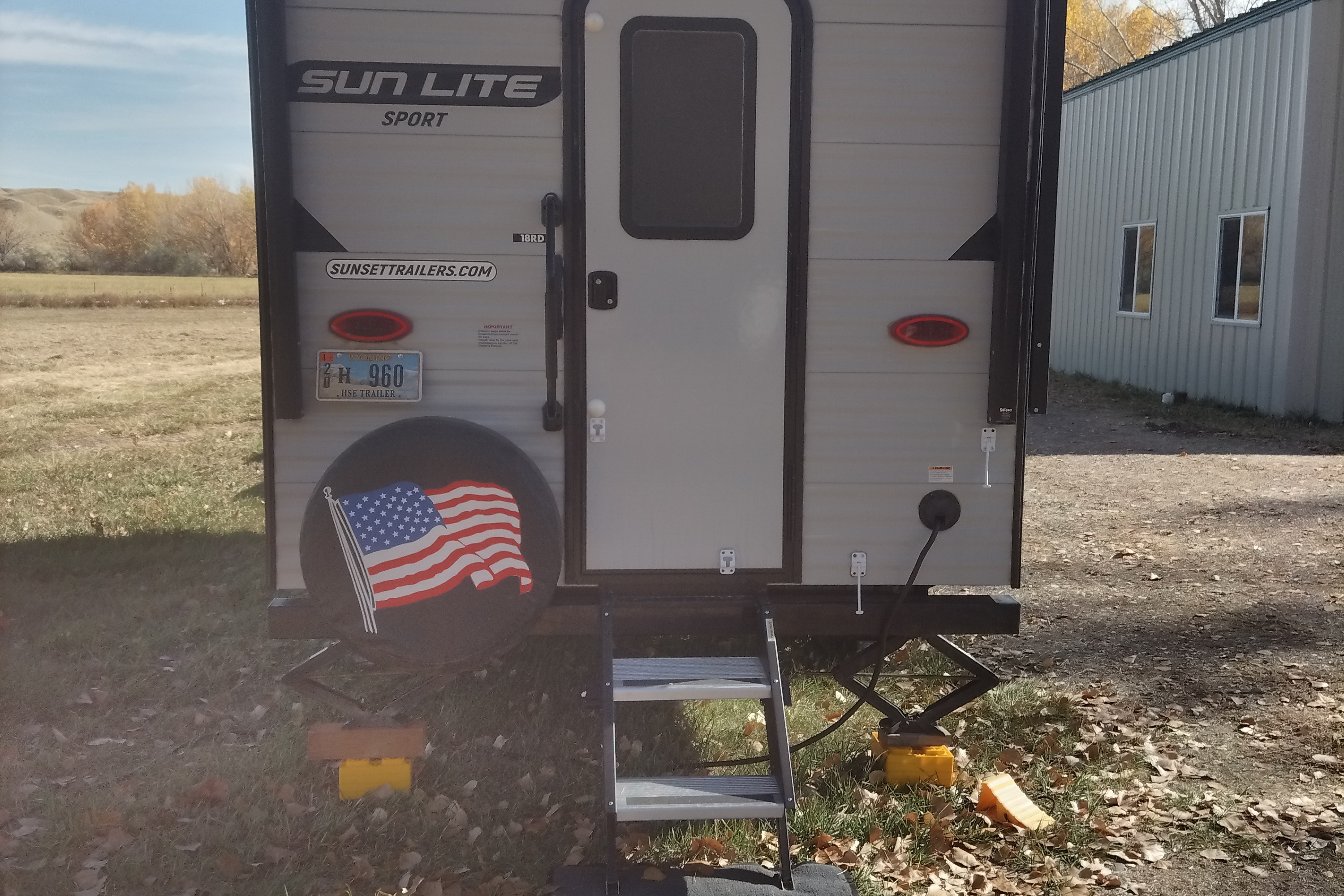 Singles, Couples, Small Family. Queen Bed plus room for littles! Delivery!