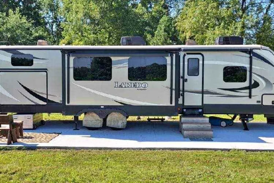 Ovadek rentals LLC Keystone Laredo Travel Trailer
