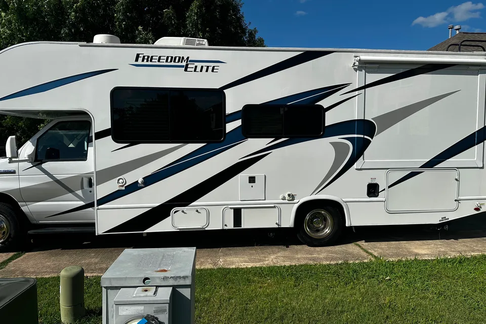 HIGHWAY TO HEAVEN Thor Motor Coach Freedom Elite 26E Class C