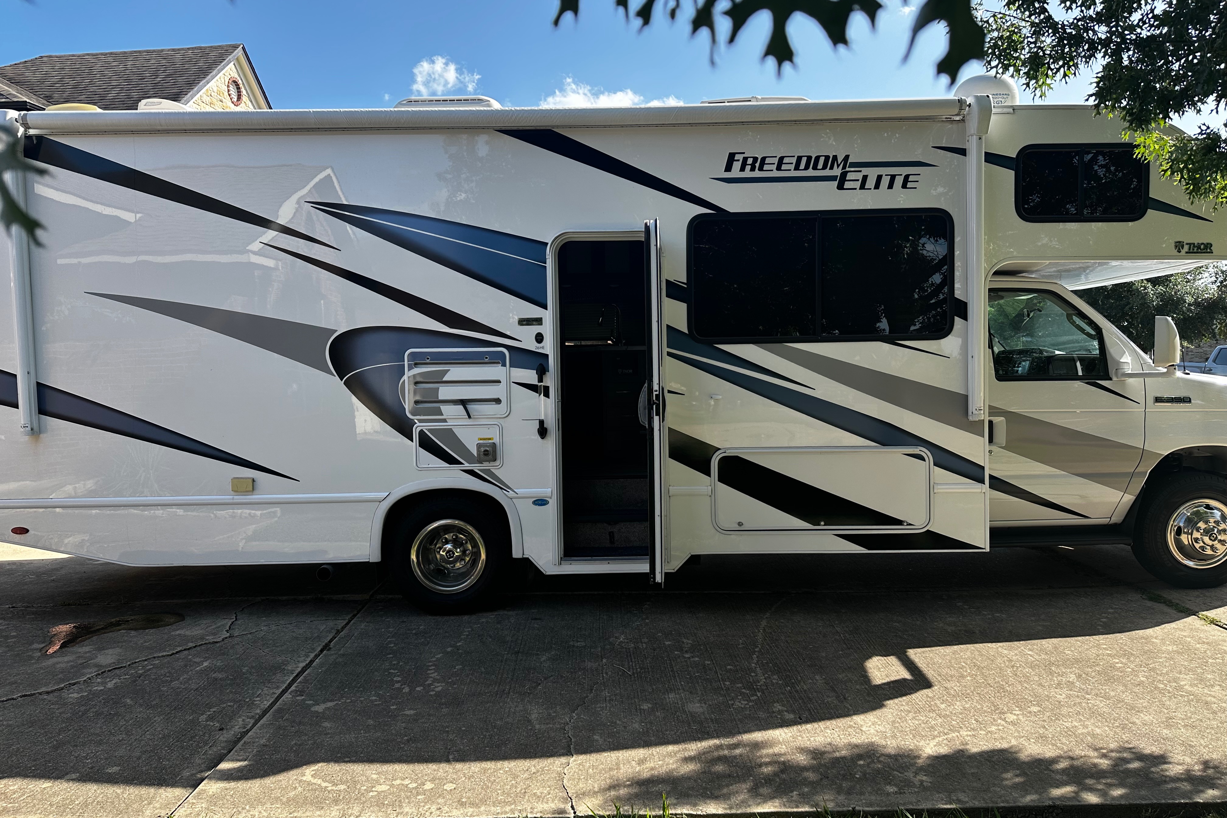 HIGHWAY TO HEAVEN Thor Motor Coach Freedom Elite 26E Class C
