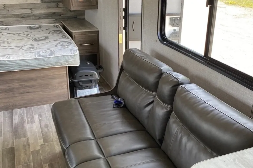 Jake's Crossroads Zinger lite 18r Travel Trailer