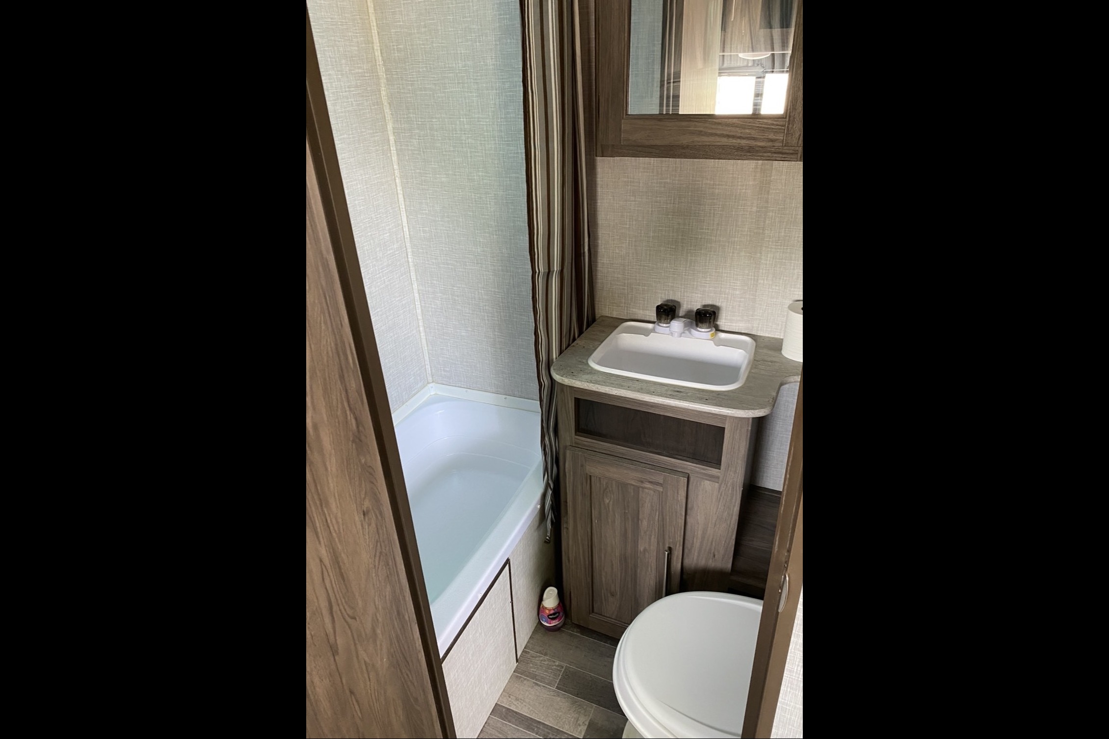 Jake's Crossroads Zinger lite 18r Travel Trailer