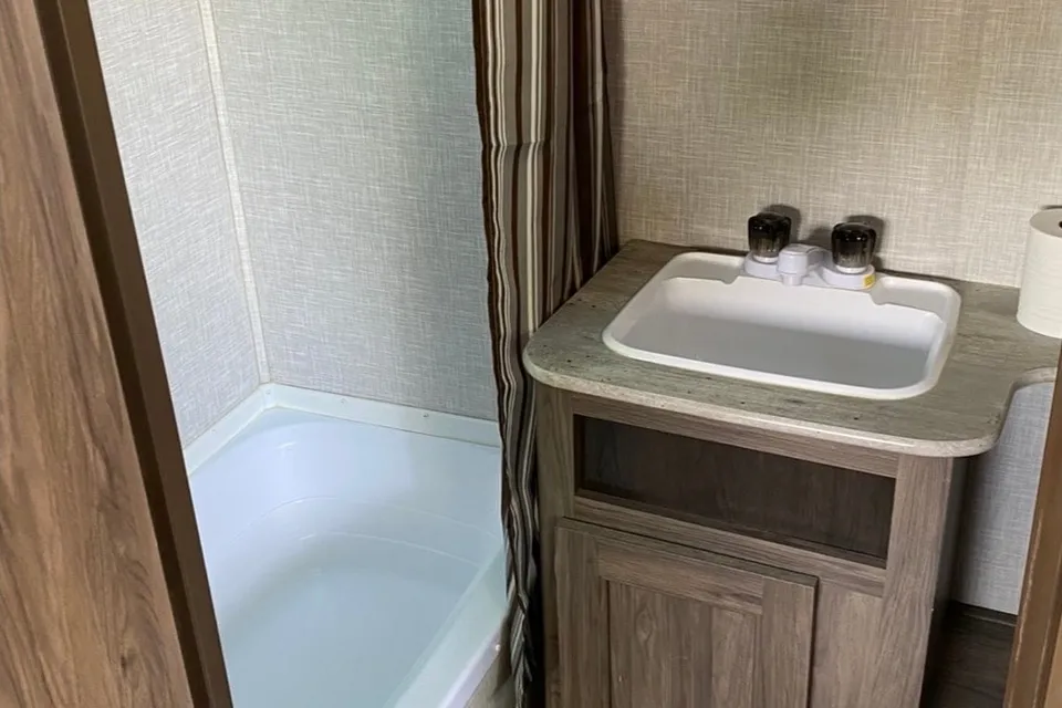 Jake's Crossroads Zinger lite 18r Travel Trailer
