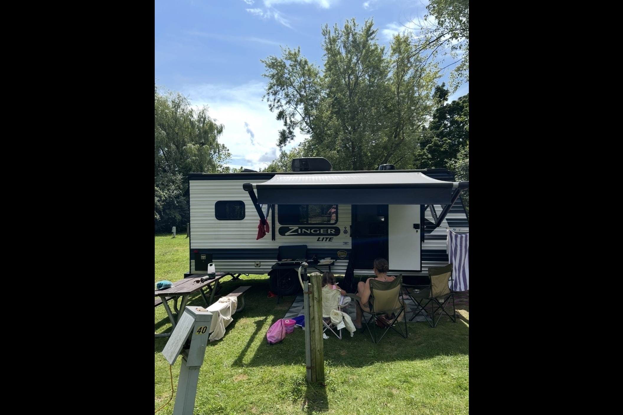 Jake's Crossroads Zinger lite 18r Travel Trailer